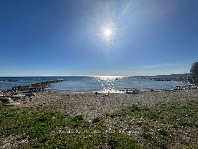 252 Lakeshore Road N