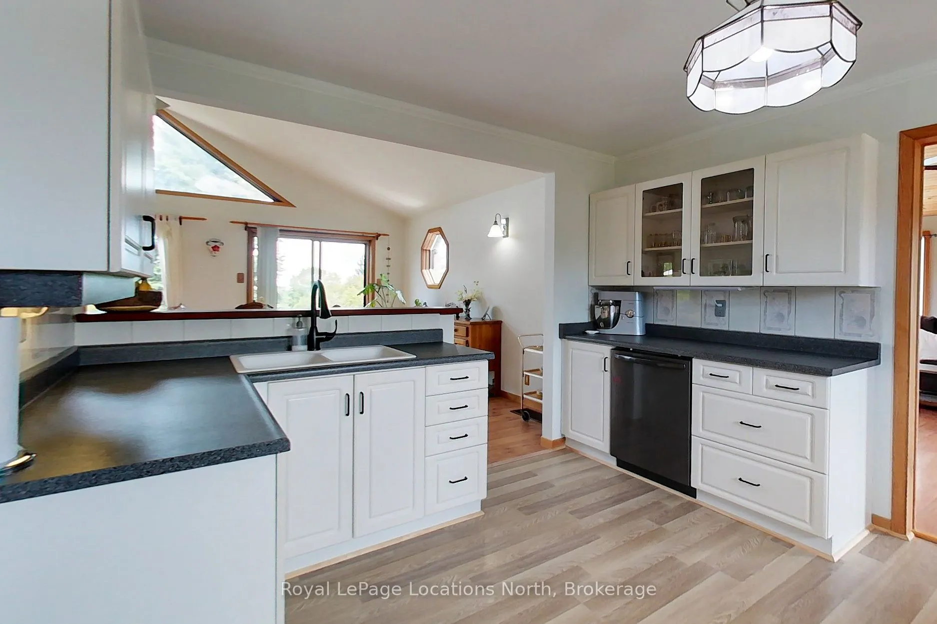 252 Lakeshore Road N