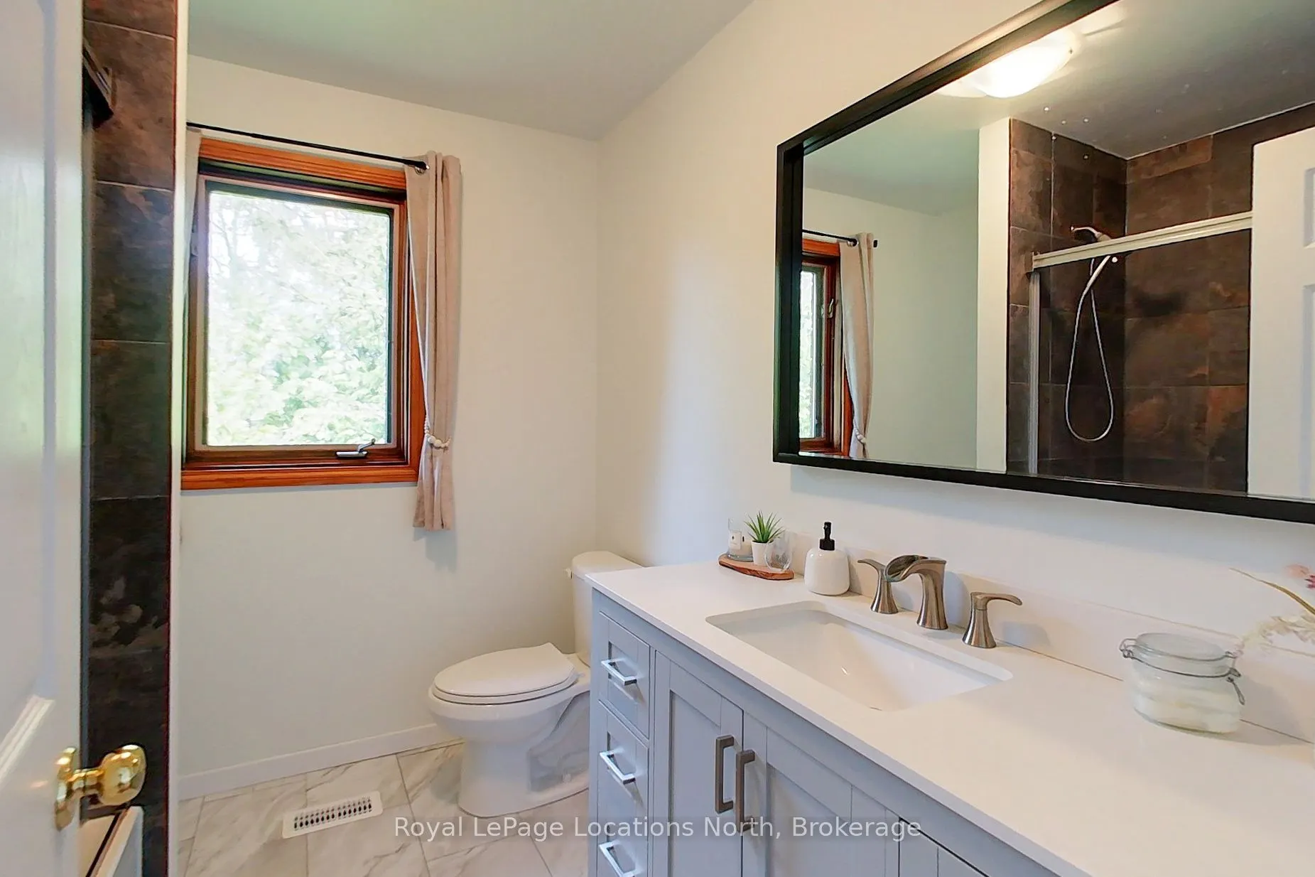 252 Lakeshore Road N