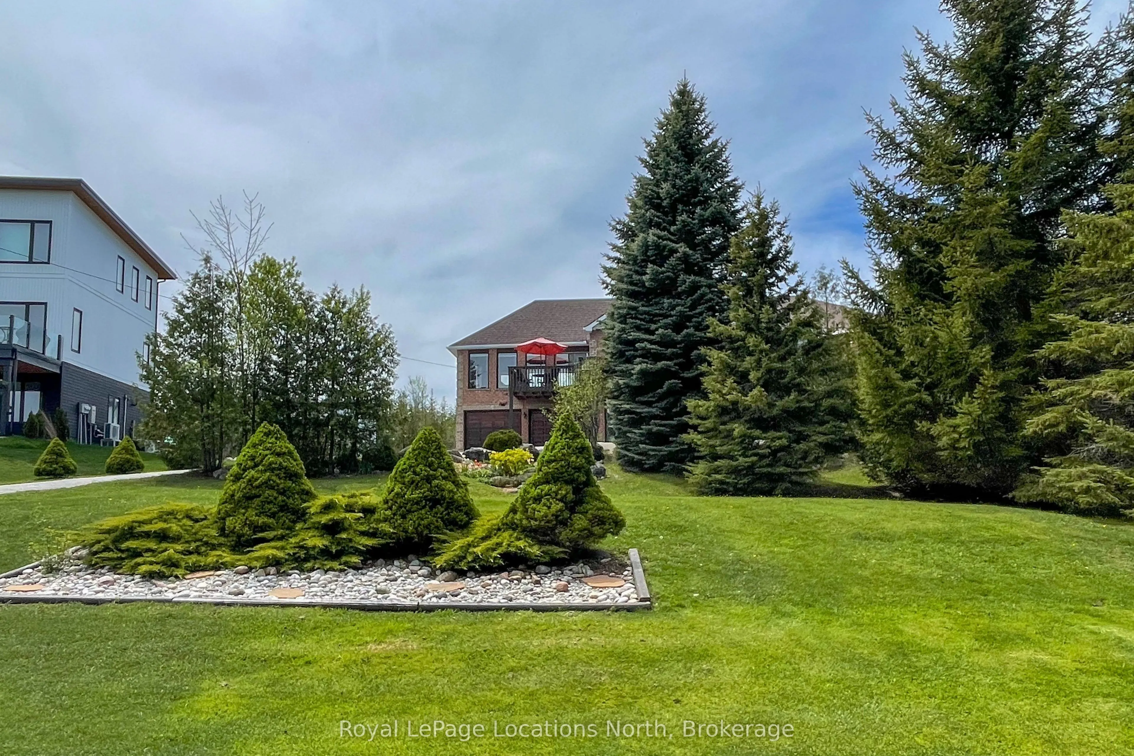 252 Lakeshore Road N