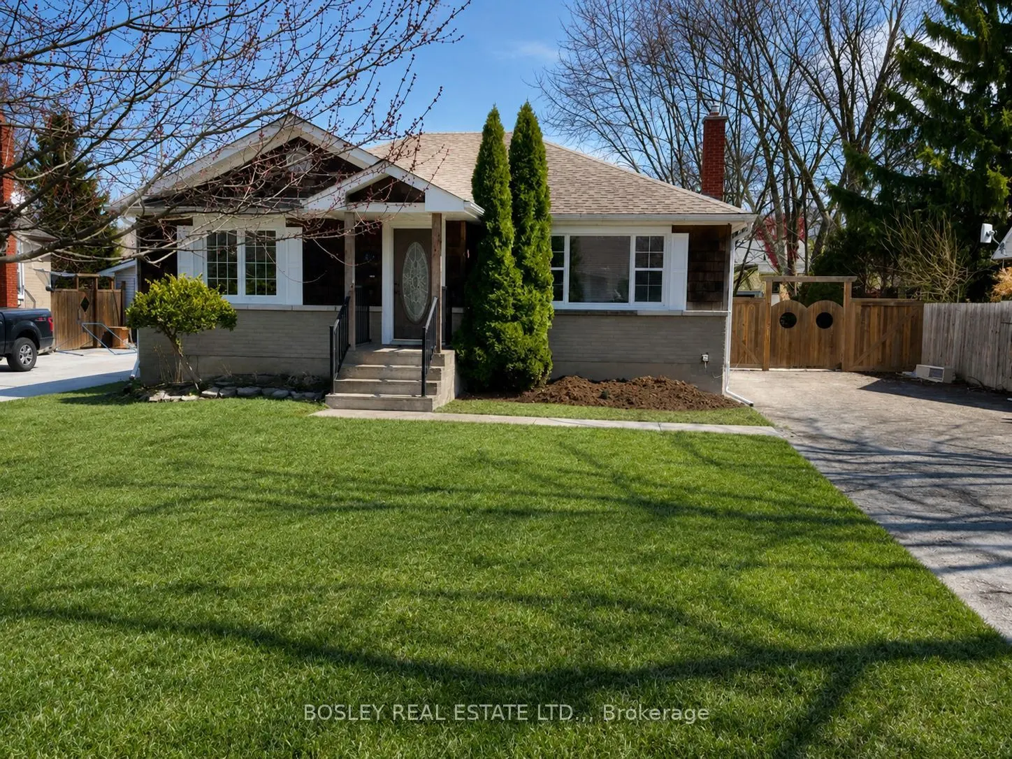 8 PEARCE Avenue