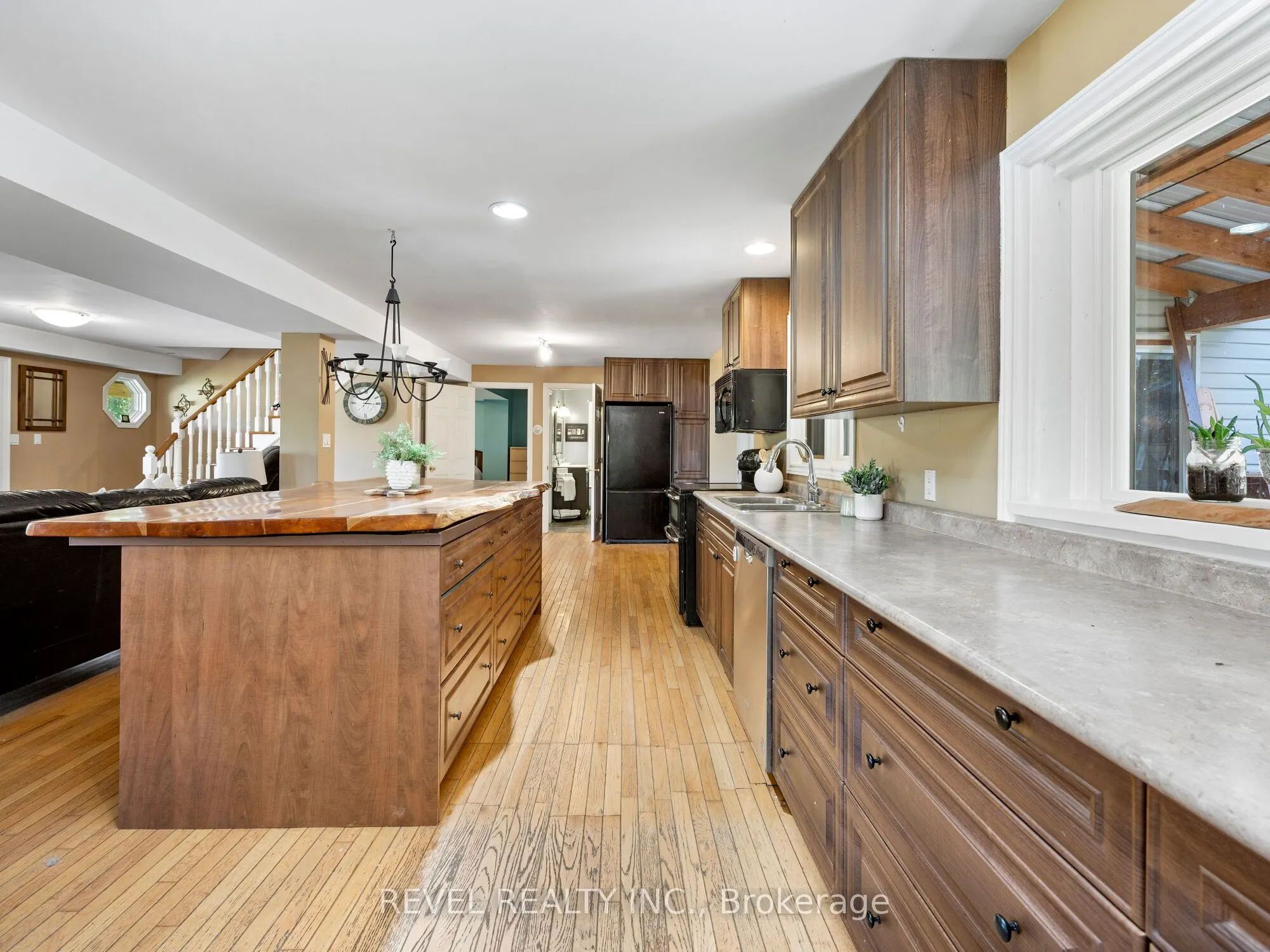 8 Scott Crescent