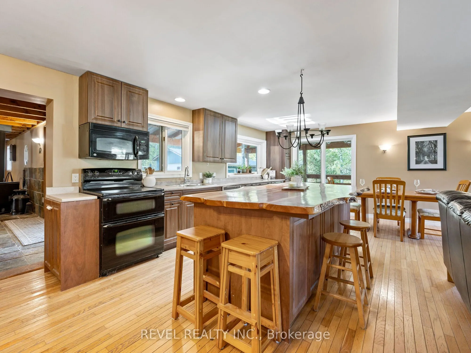 8 Scott Crescent