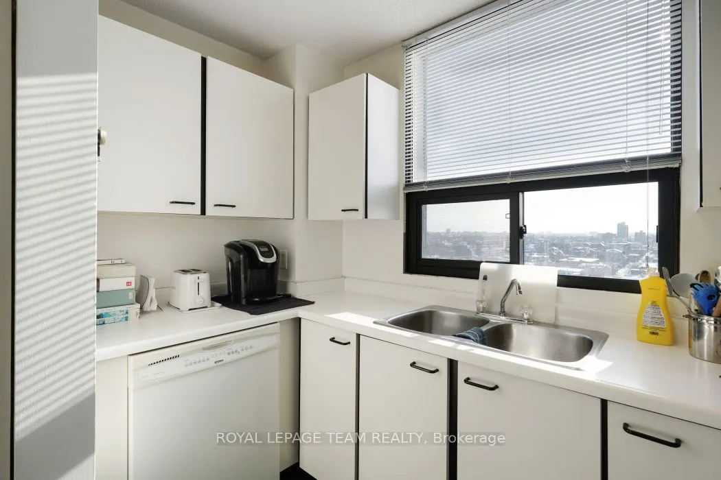 40 Arthur Street E #1004