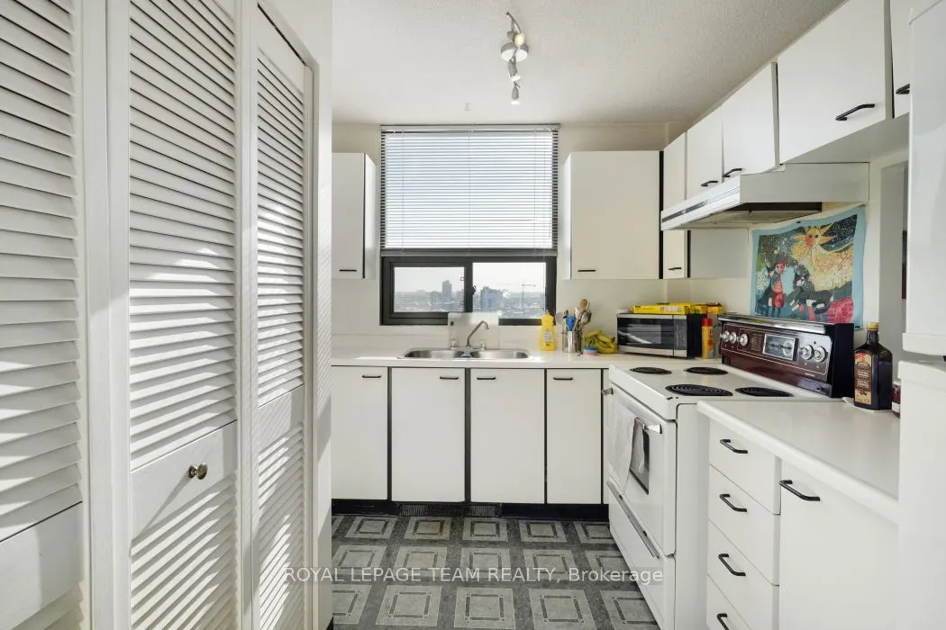 40 Arthur Street E #1004