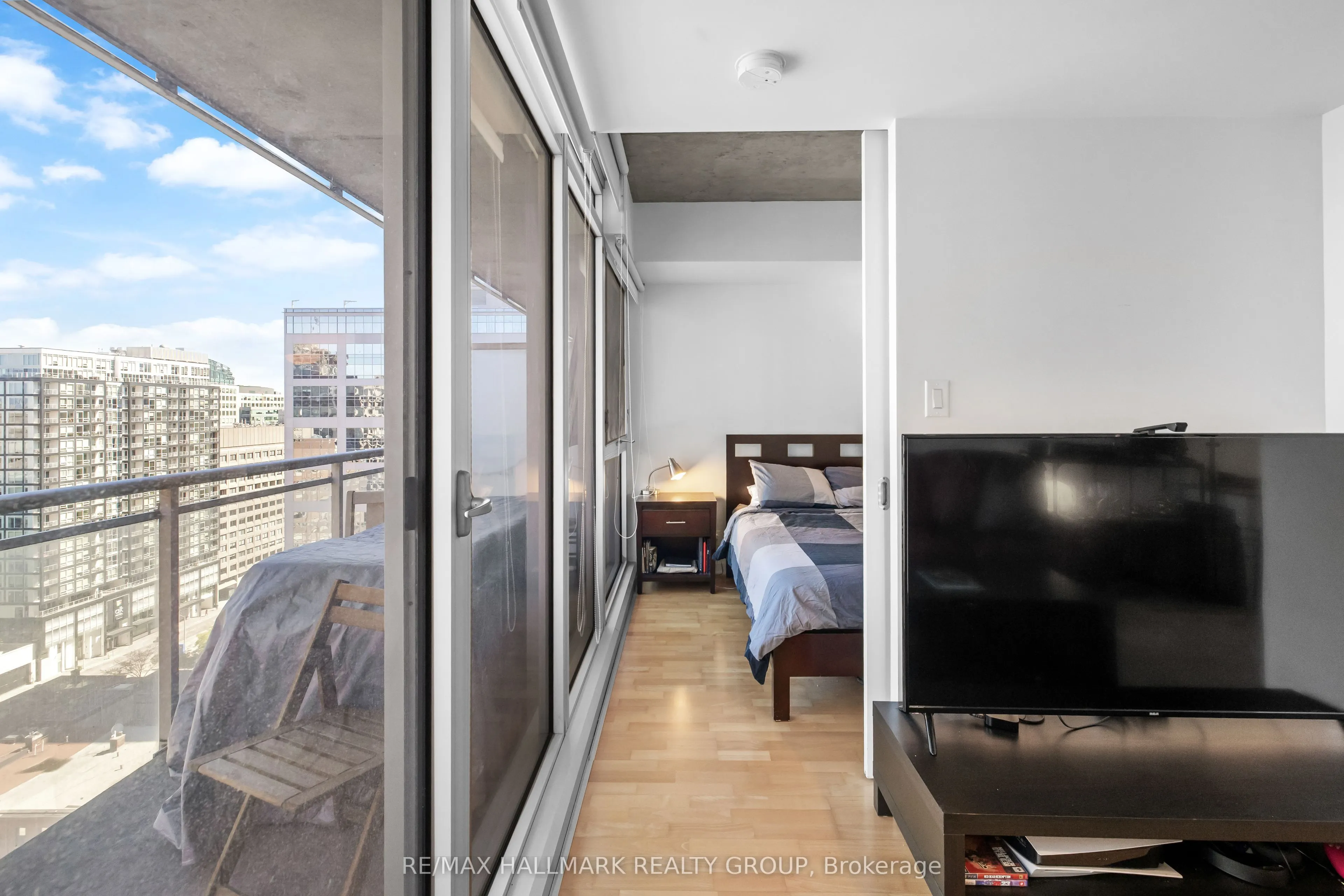 324 Laurier Avenue W #1804