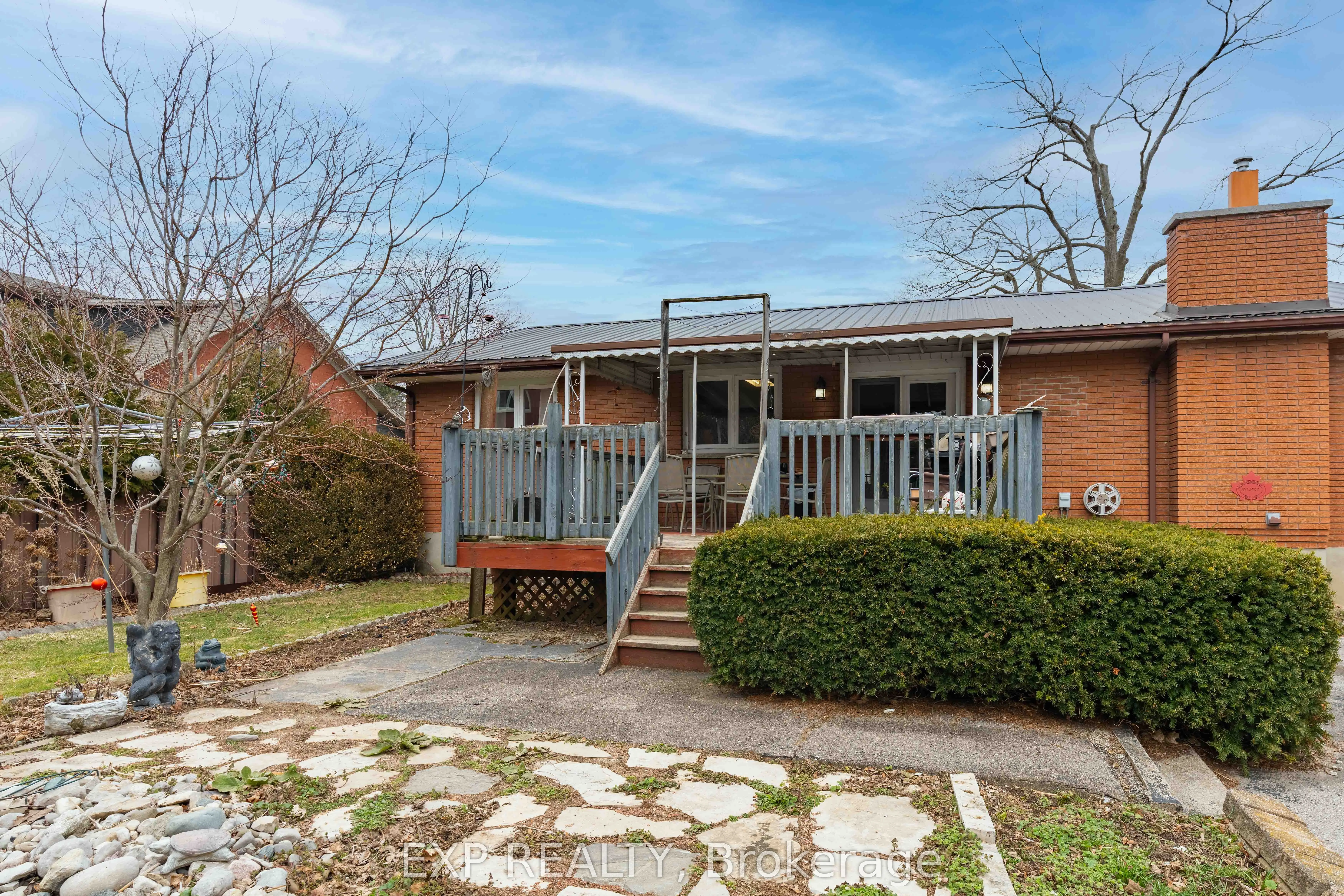 308 John Street S