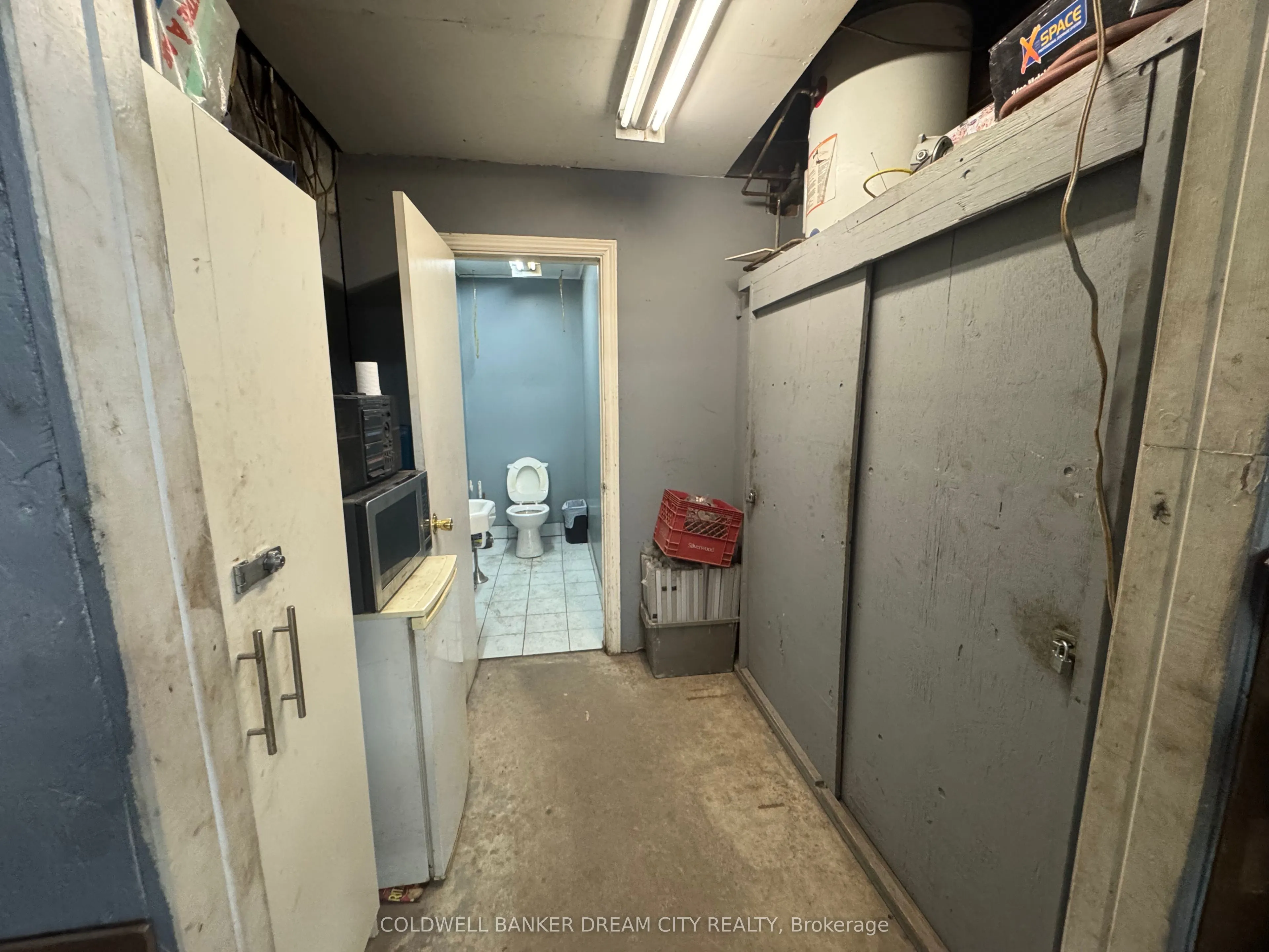 165 King Street W