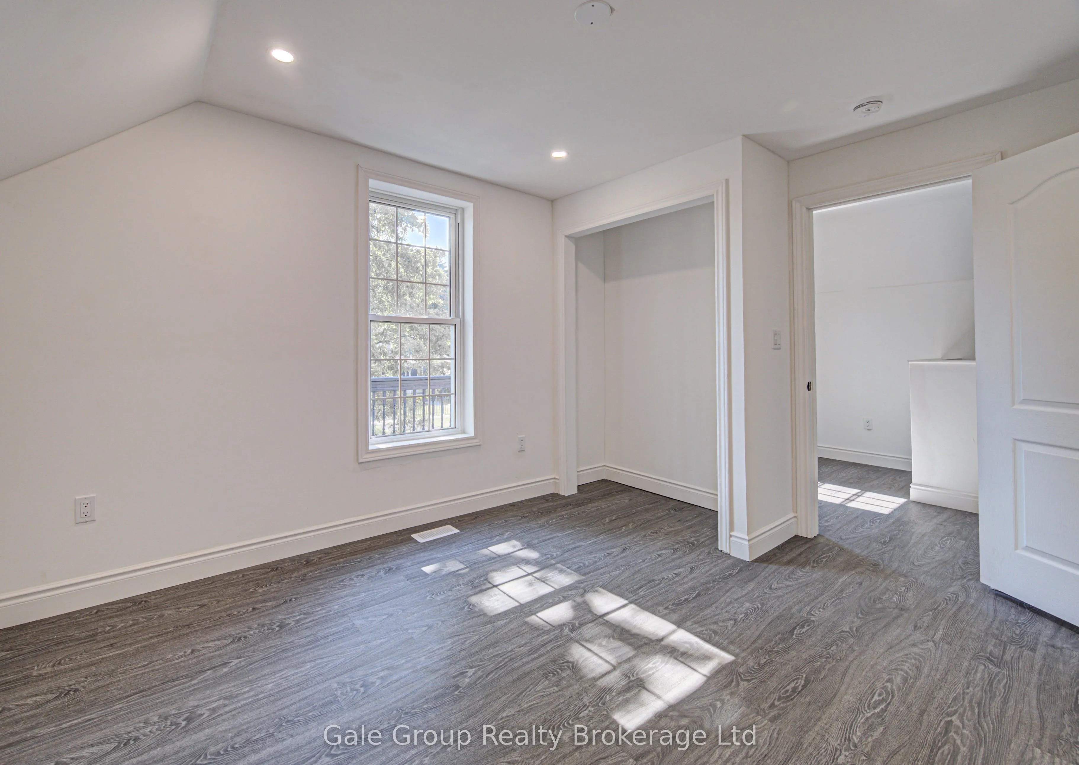 203 Talbot Street S