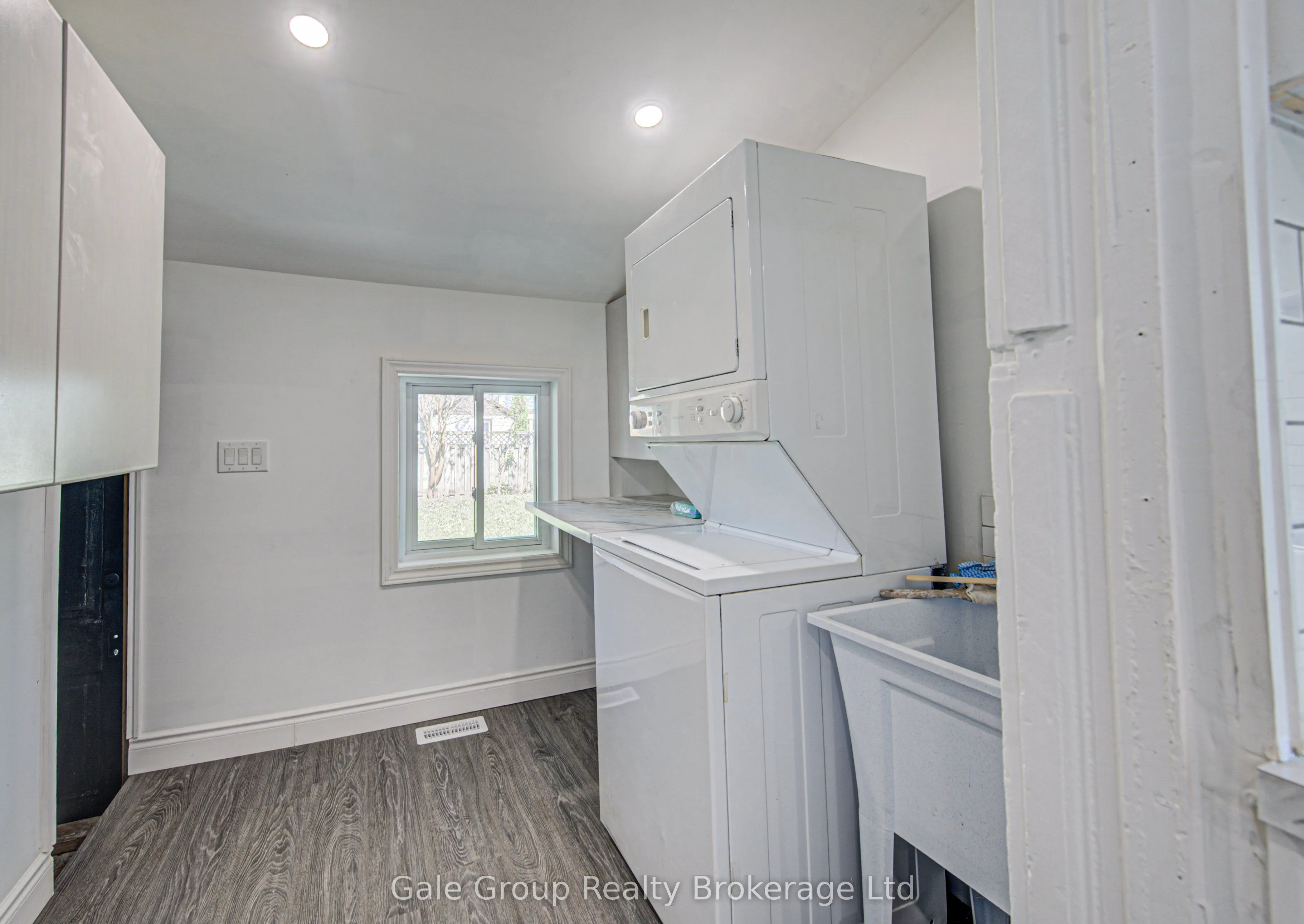 203 Talbot Street S