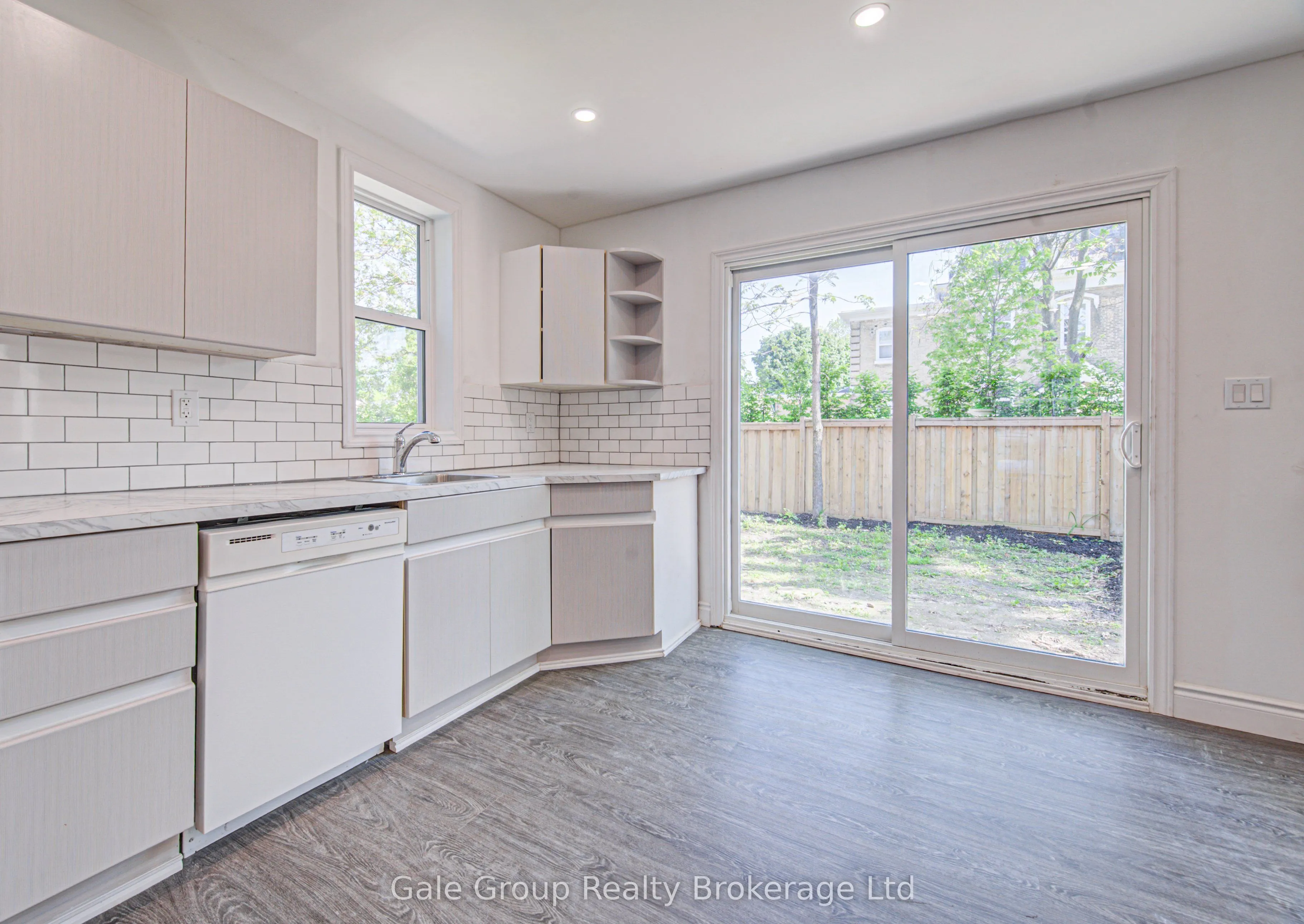 203 Talbot Street S