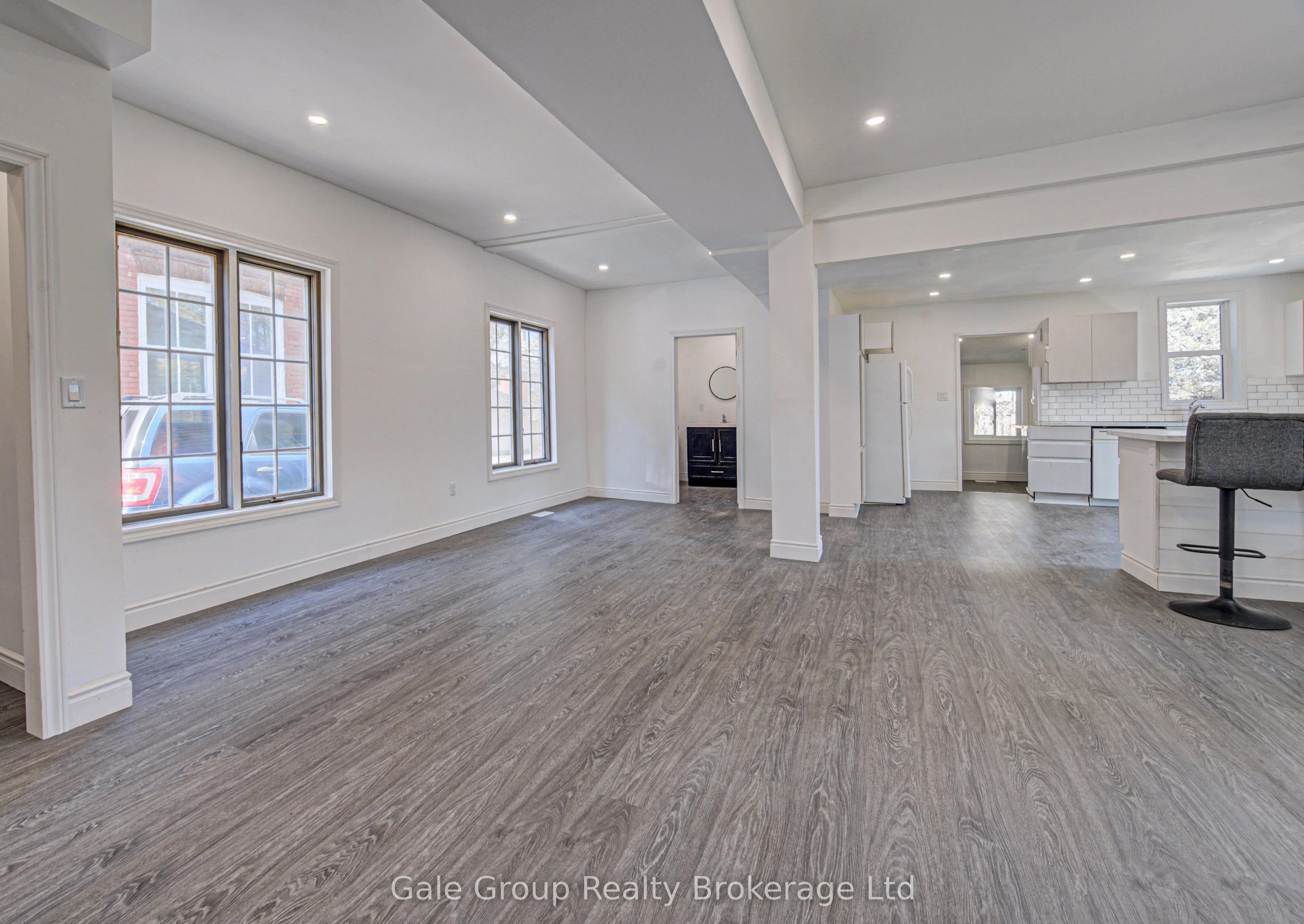 203 Talbot Street S