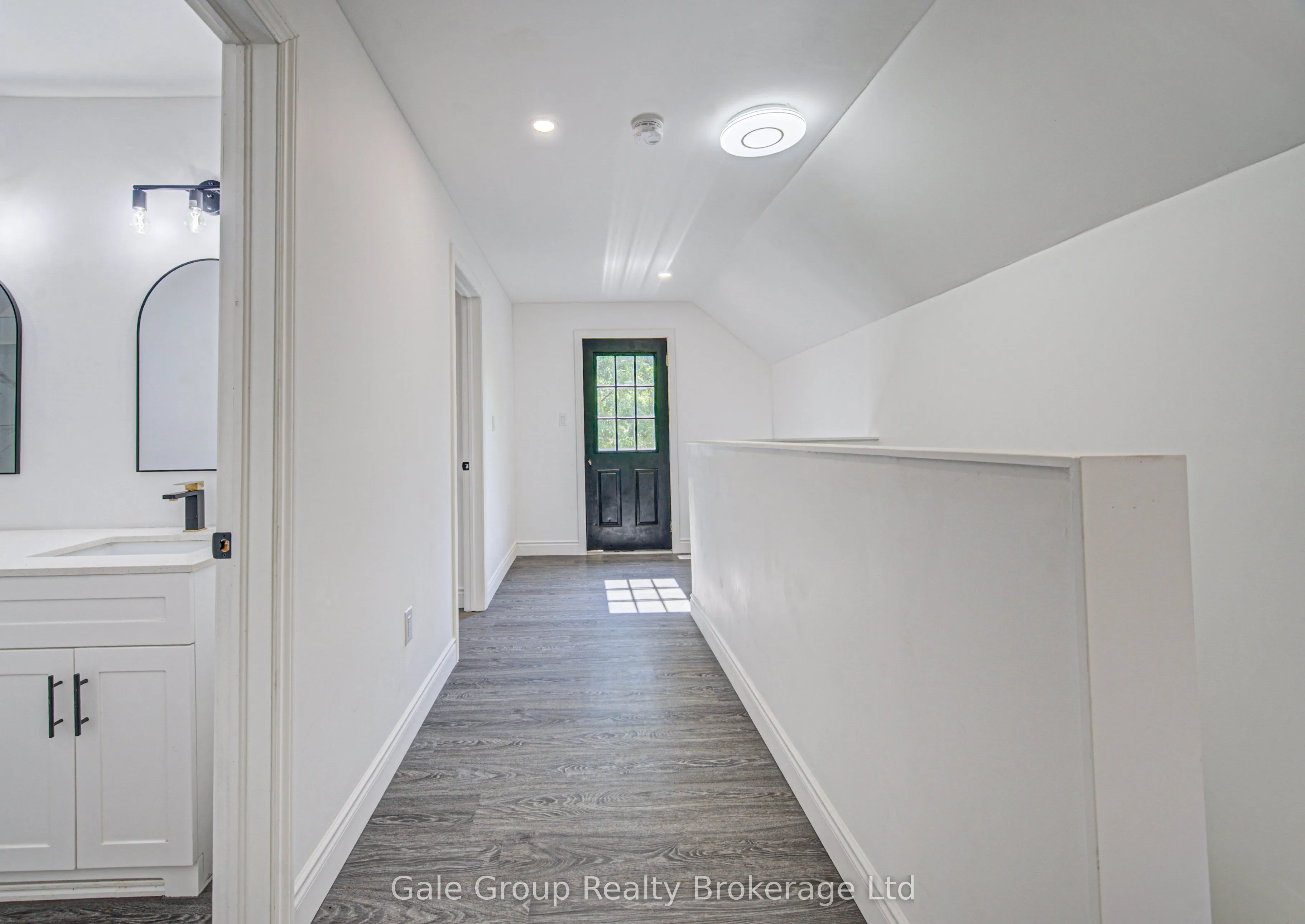 203 Talbot Street S