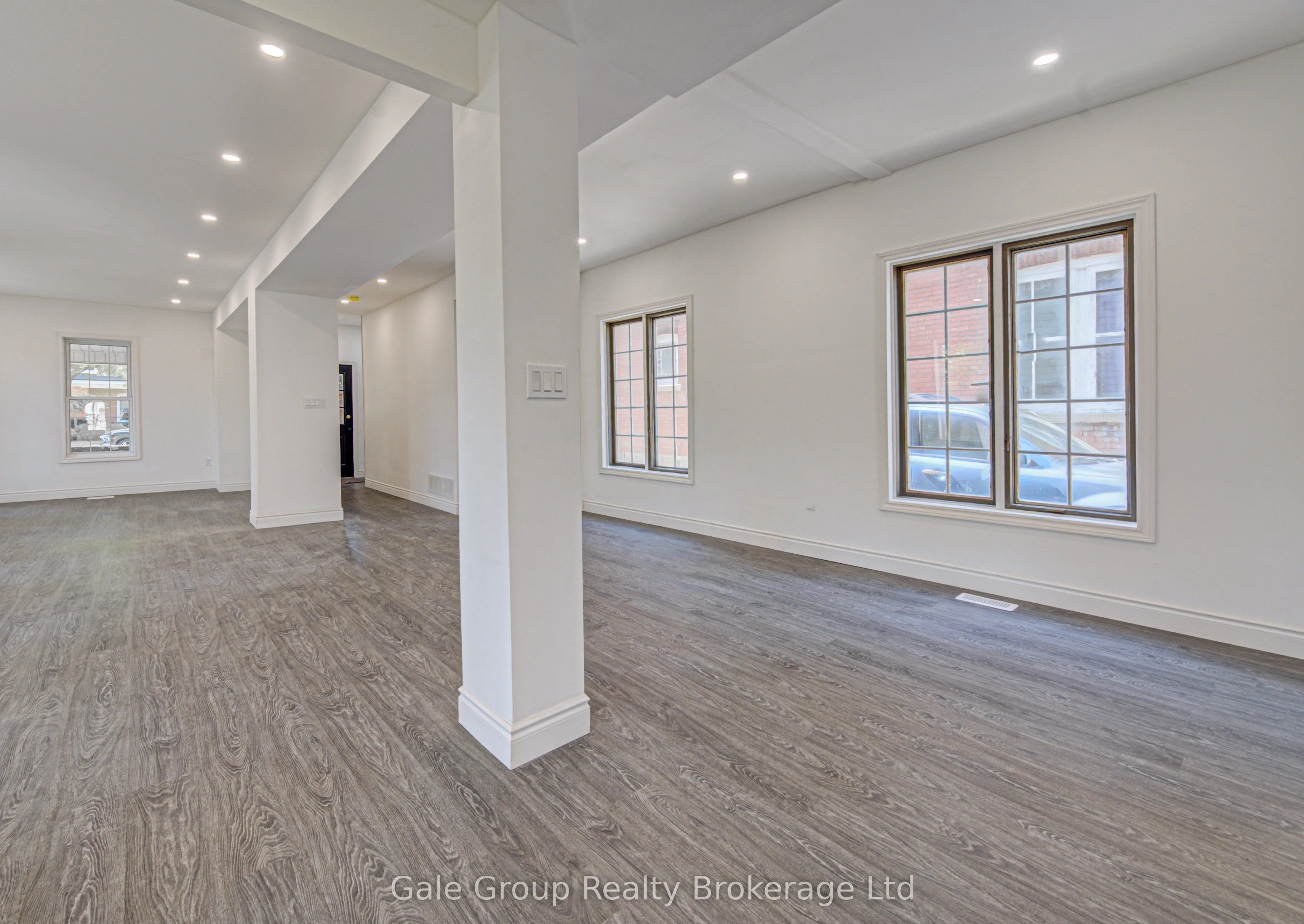 203 Talbot Street S