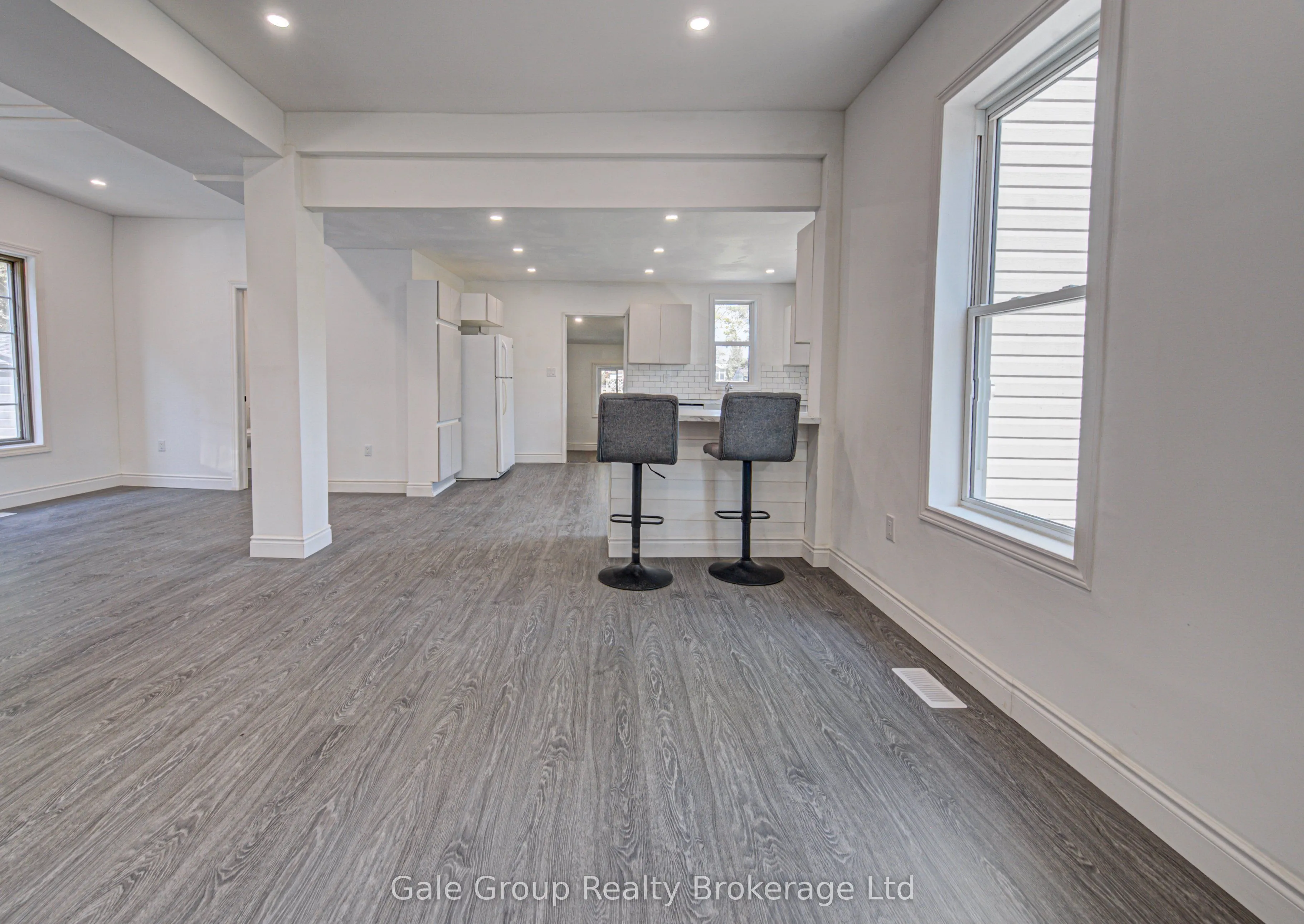 203 Talbot Street S