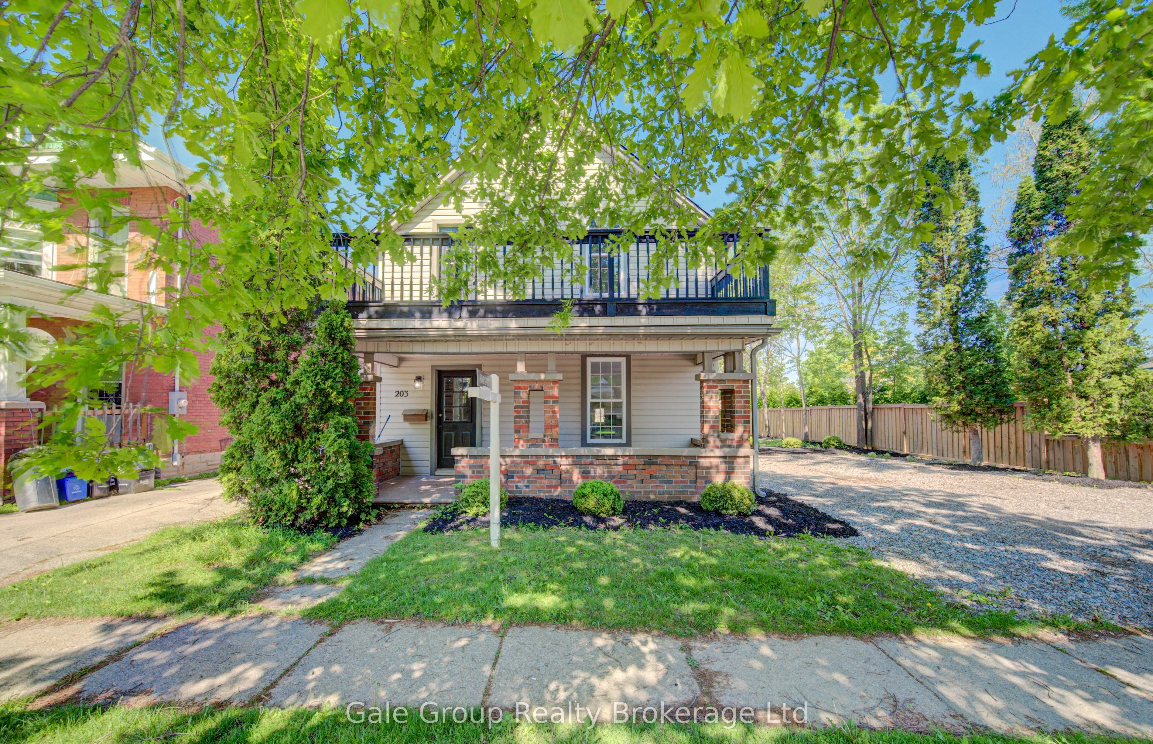 203 Talbot Street S