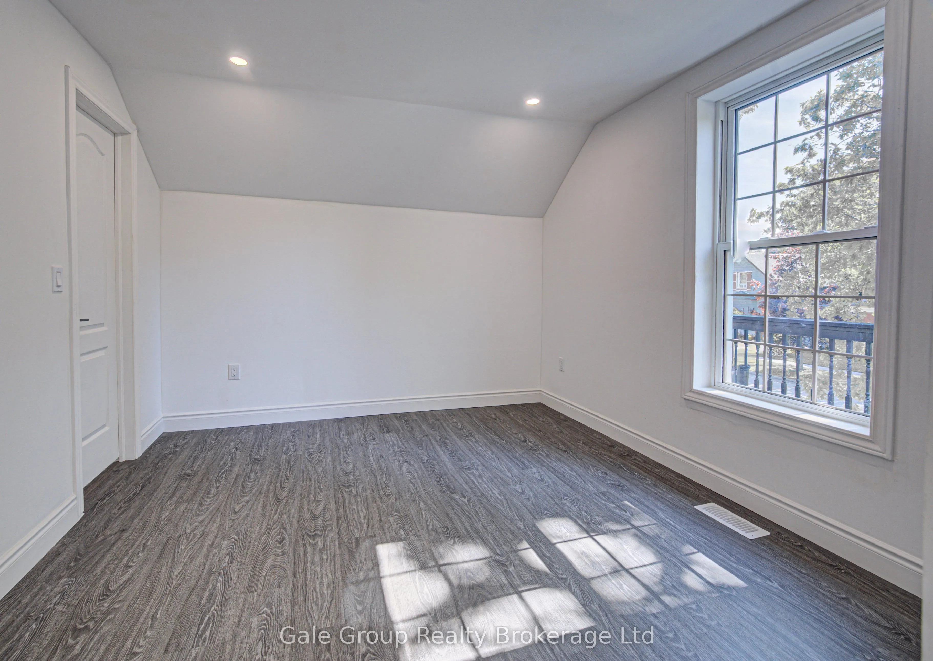 203 Talbot Street S