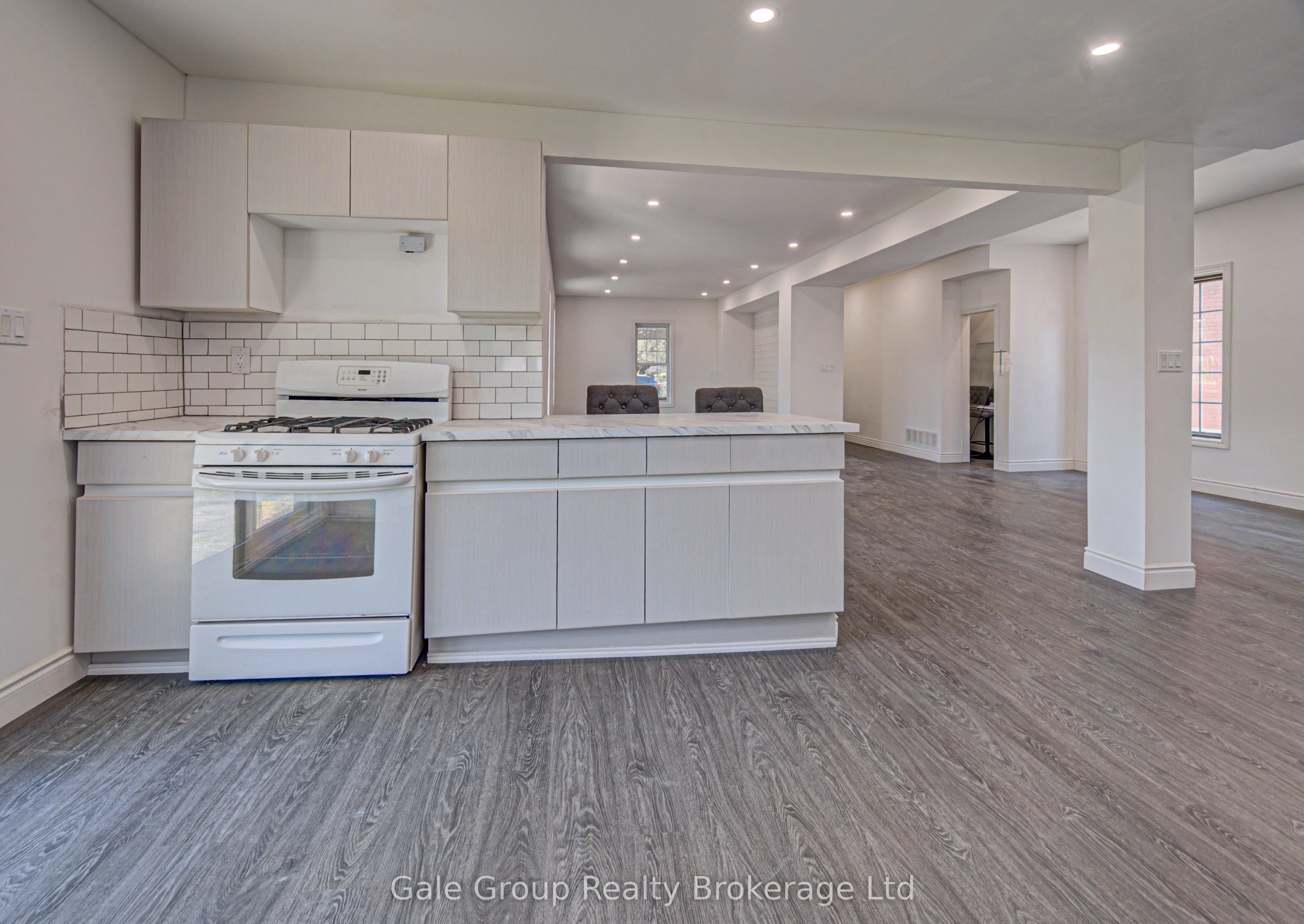 203 Talbot Street S