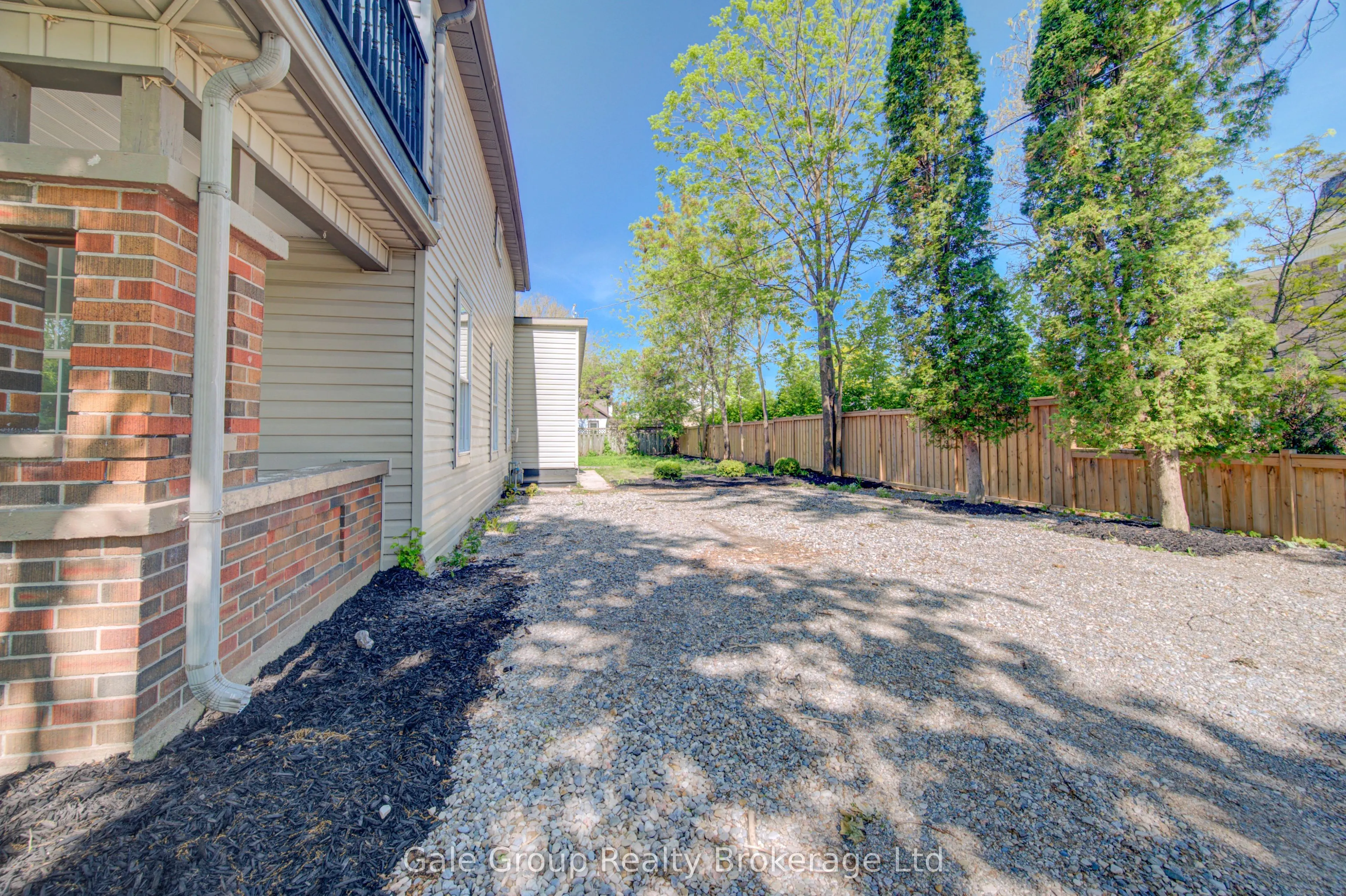 203 Talbot Street S