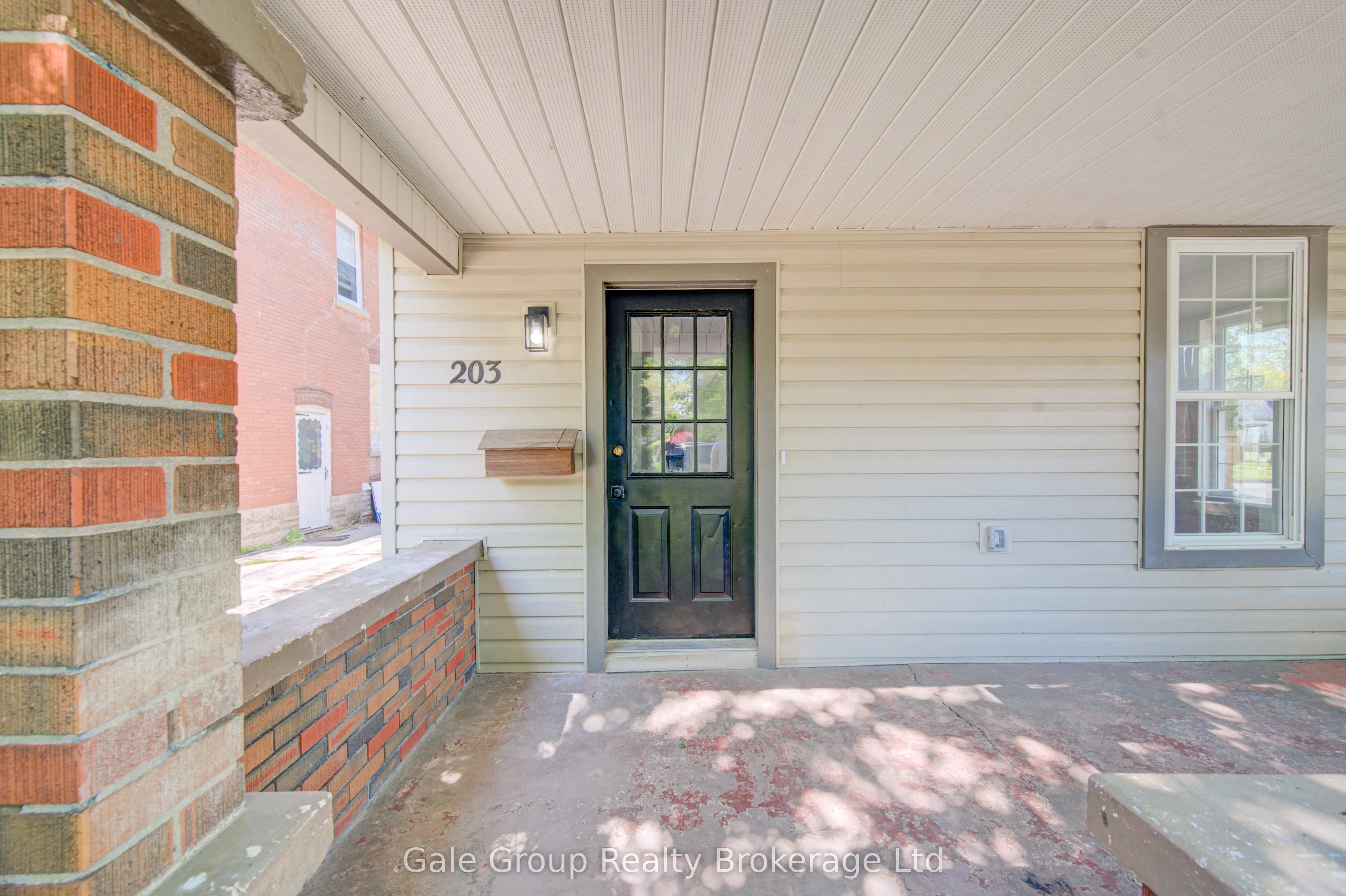 203 Talbot Street S