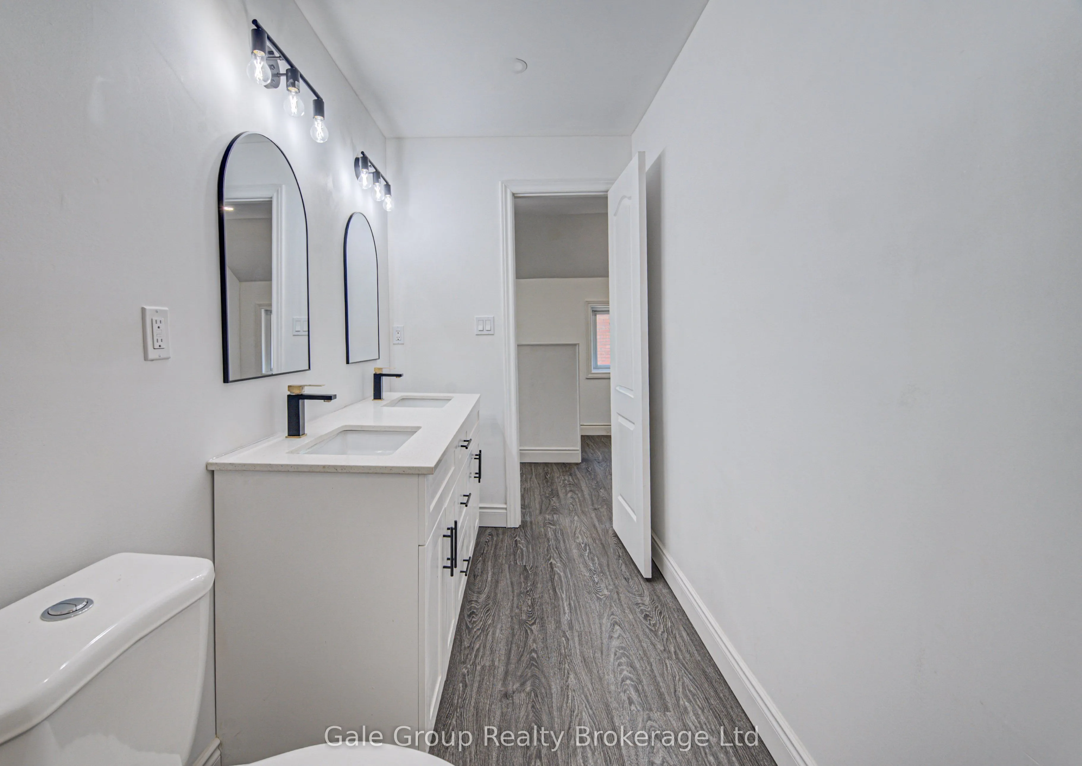 203 Talbot Street S