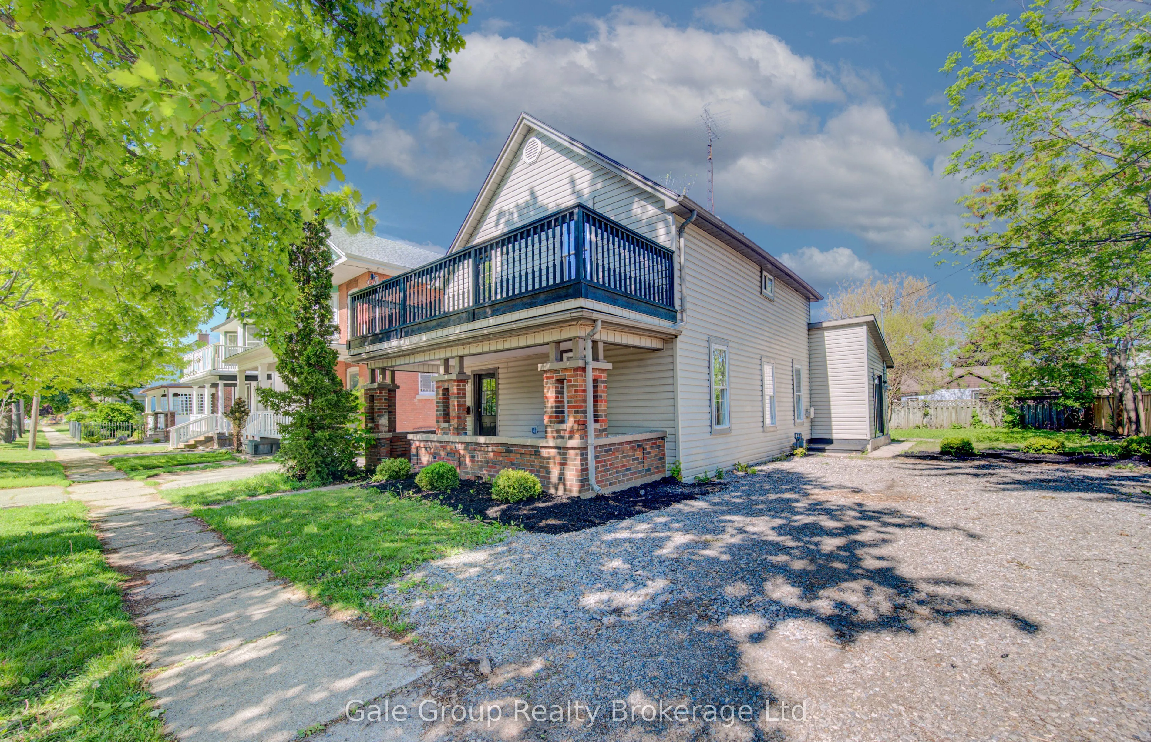 203 Talbot Street S