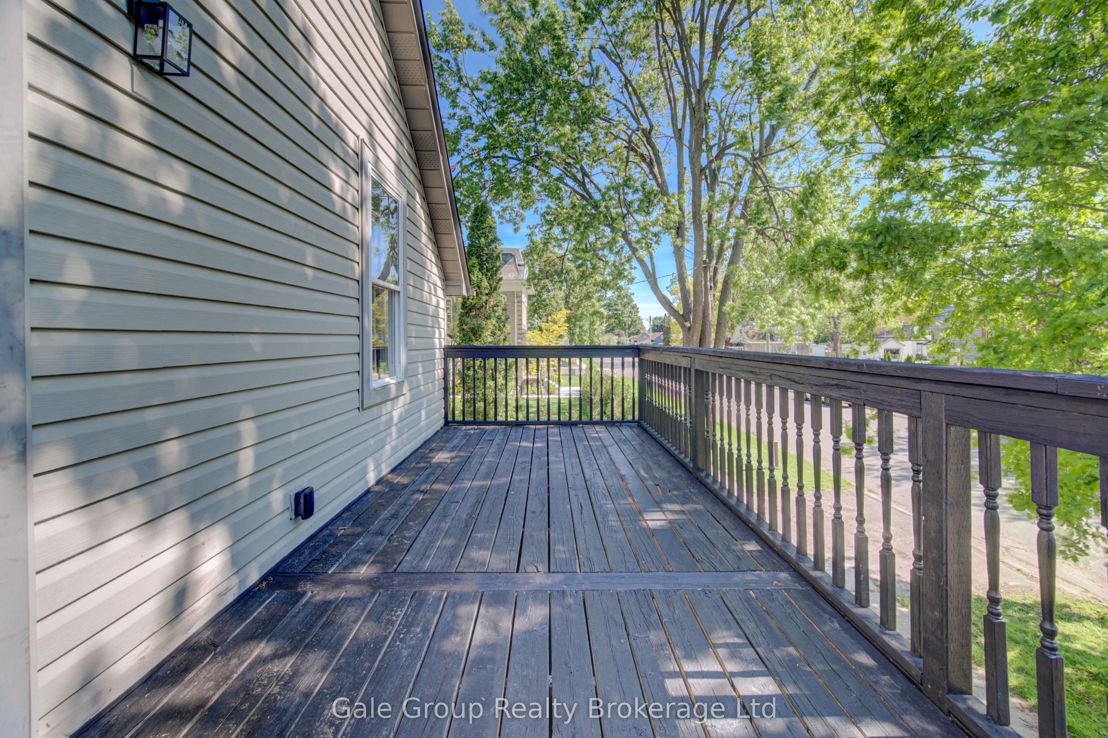 203 Talbot Street S