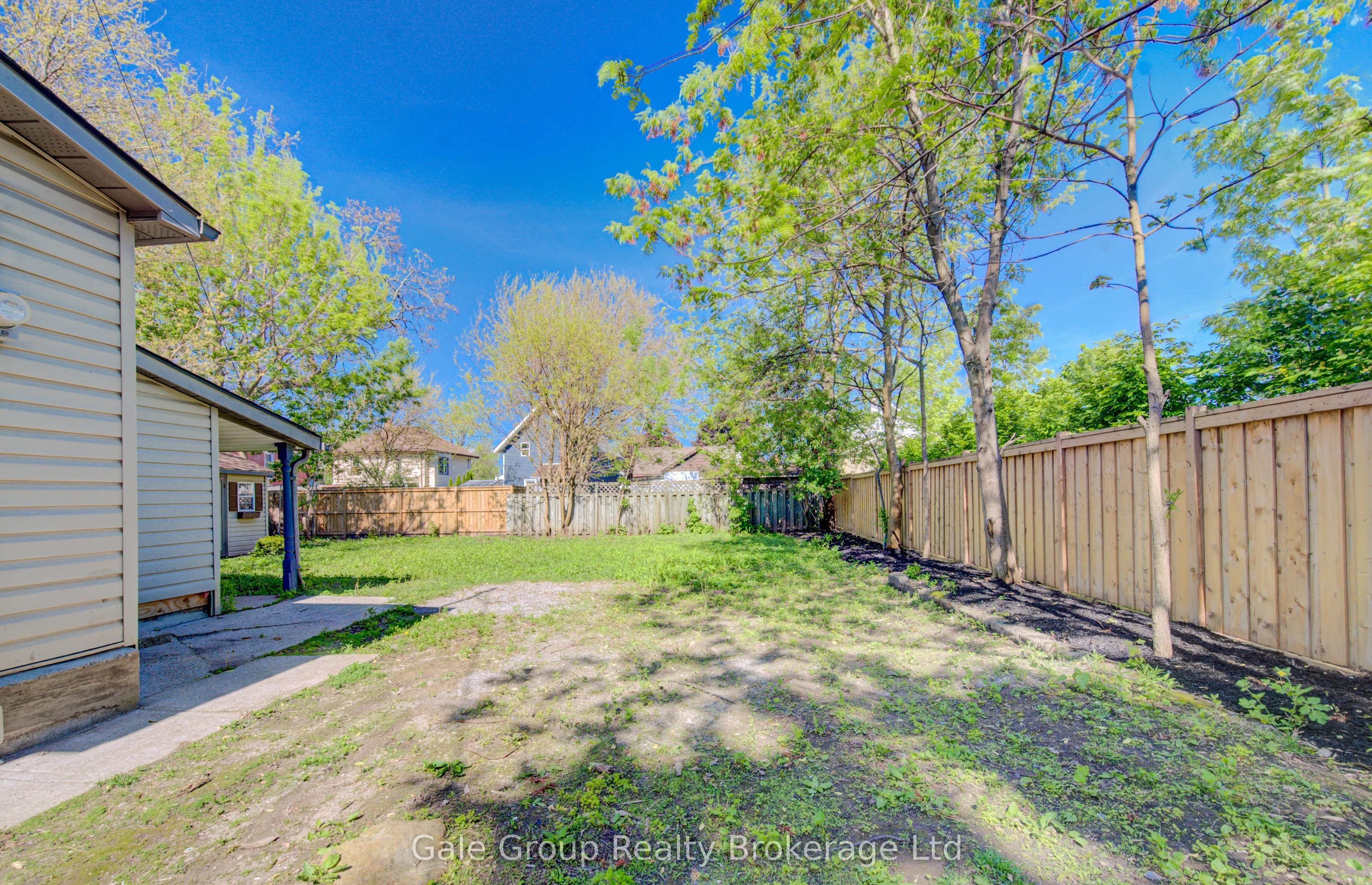 203 Talbot Street S