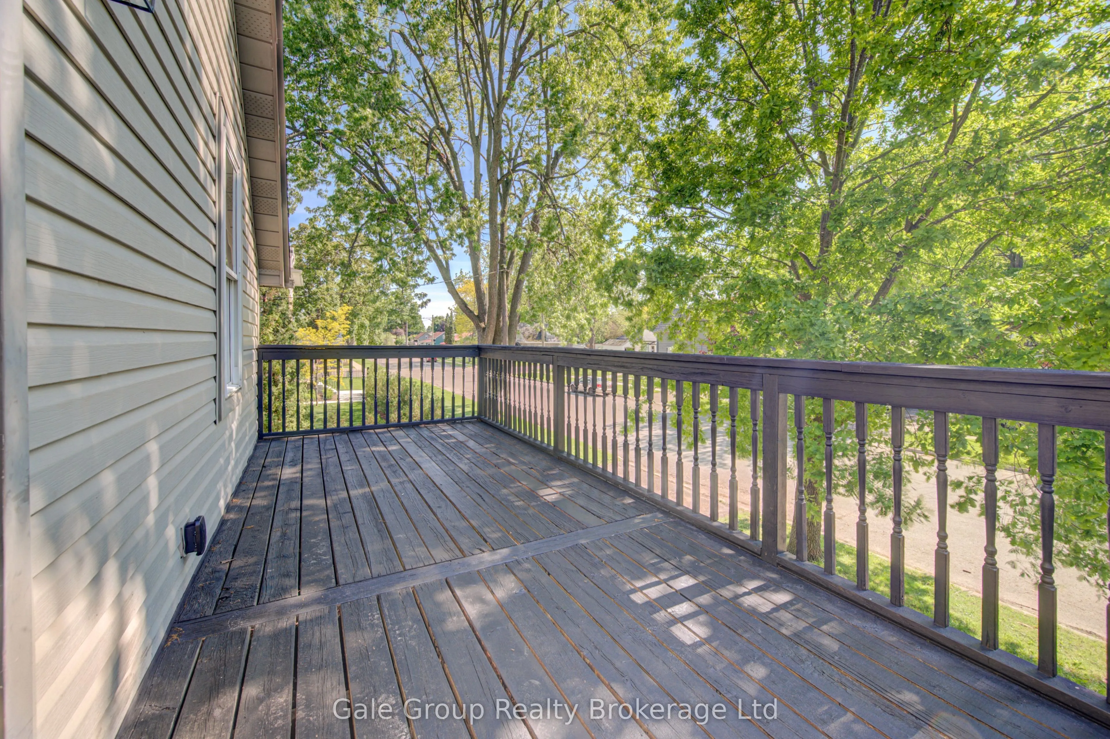 203 Talbot Street S