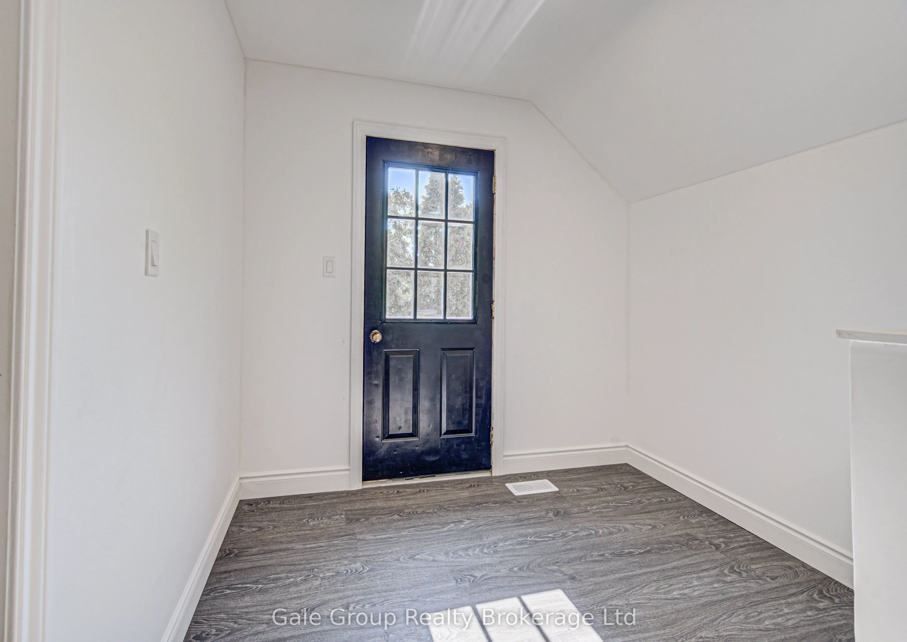 203 Talbot Street S