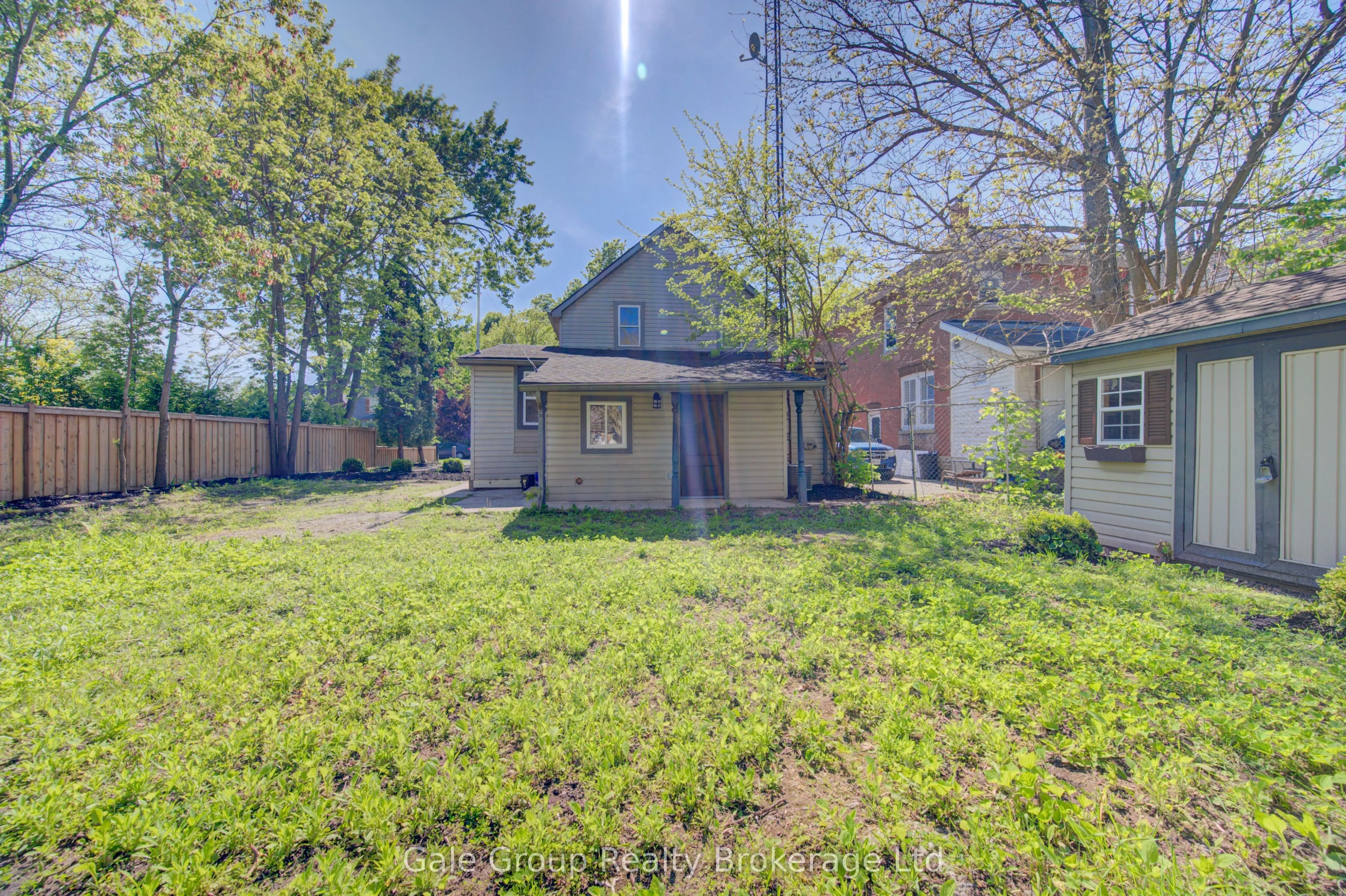 203 Talbot Street S