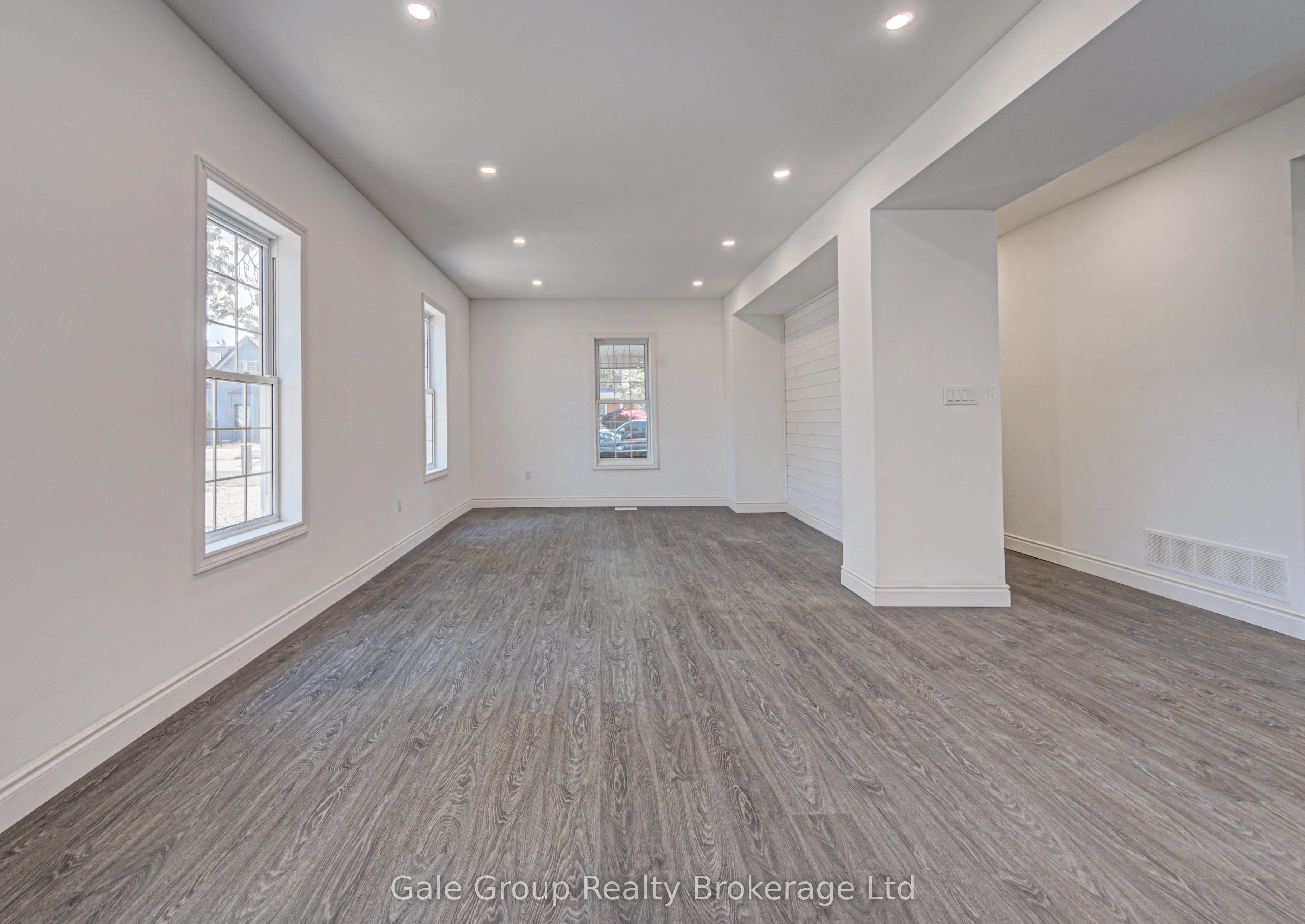 203 Talbot Street S