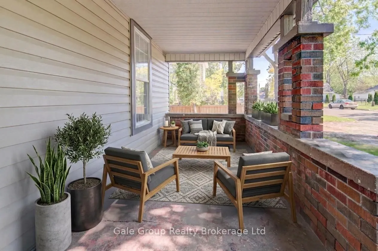 203 Talbot Street S