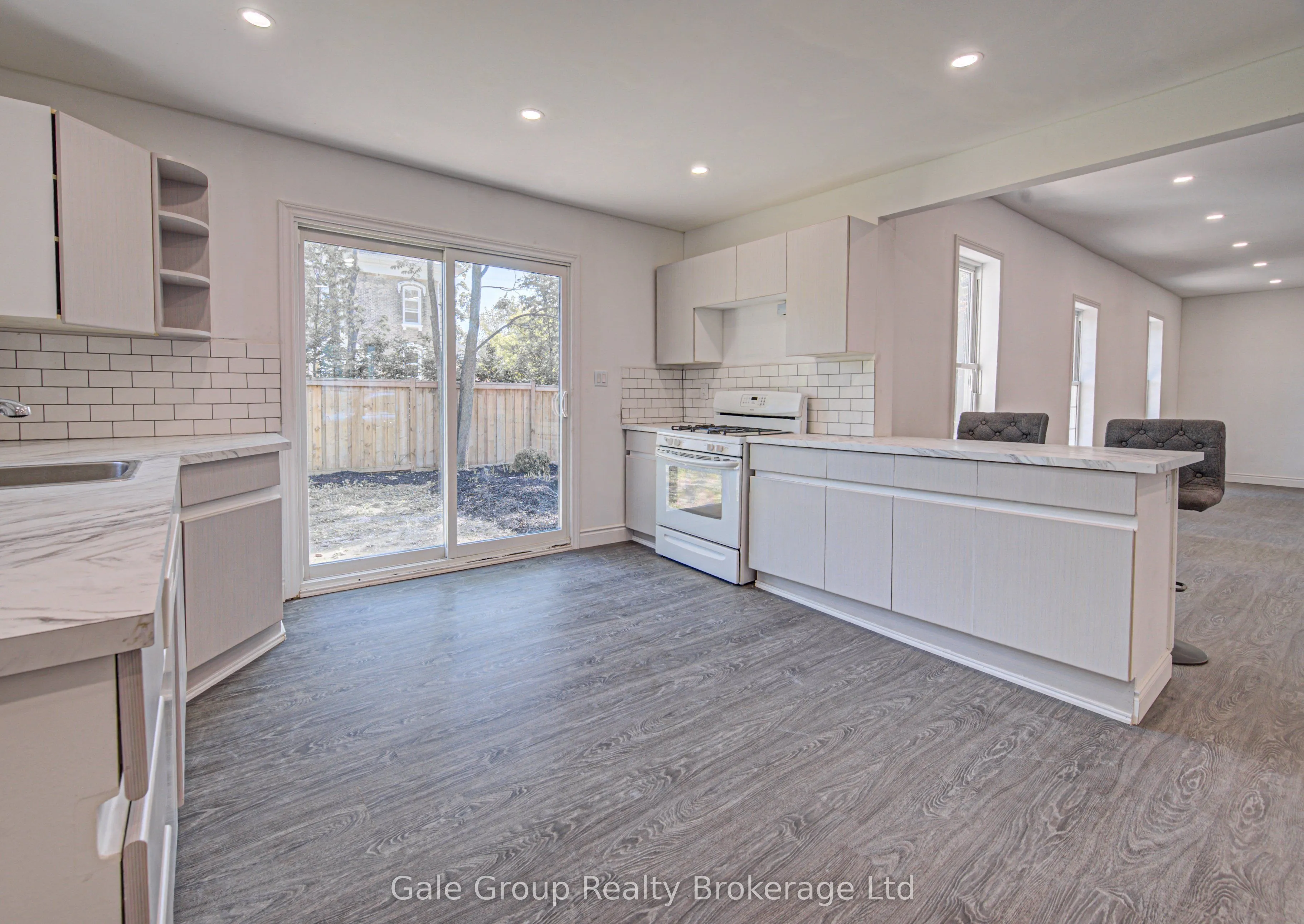 203 Talbot Street S