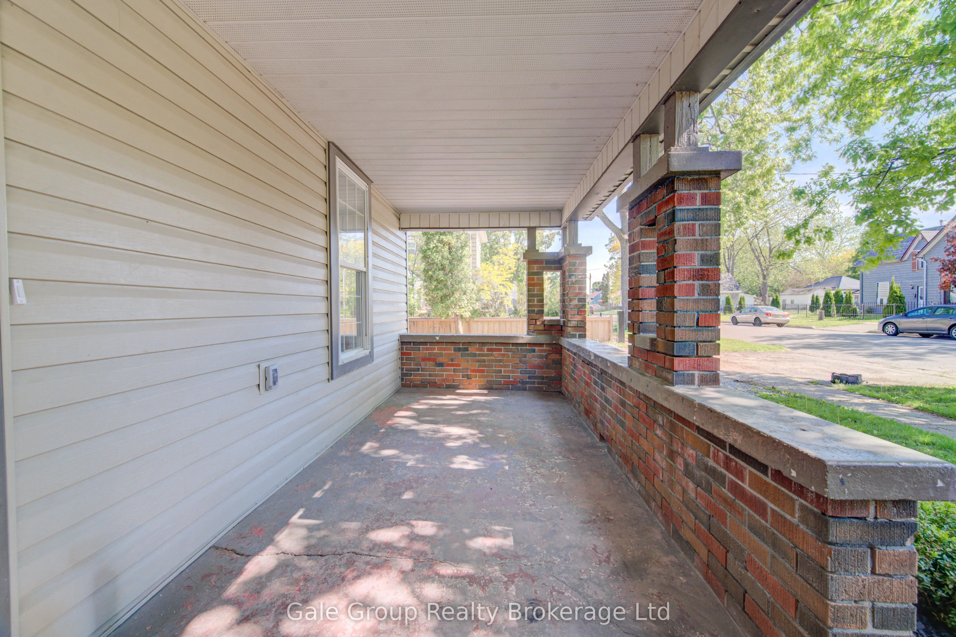 203 Talbot Street S