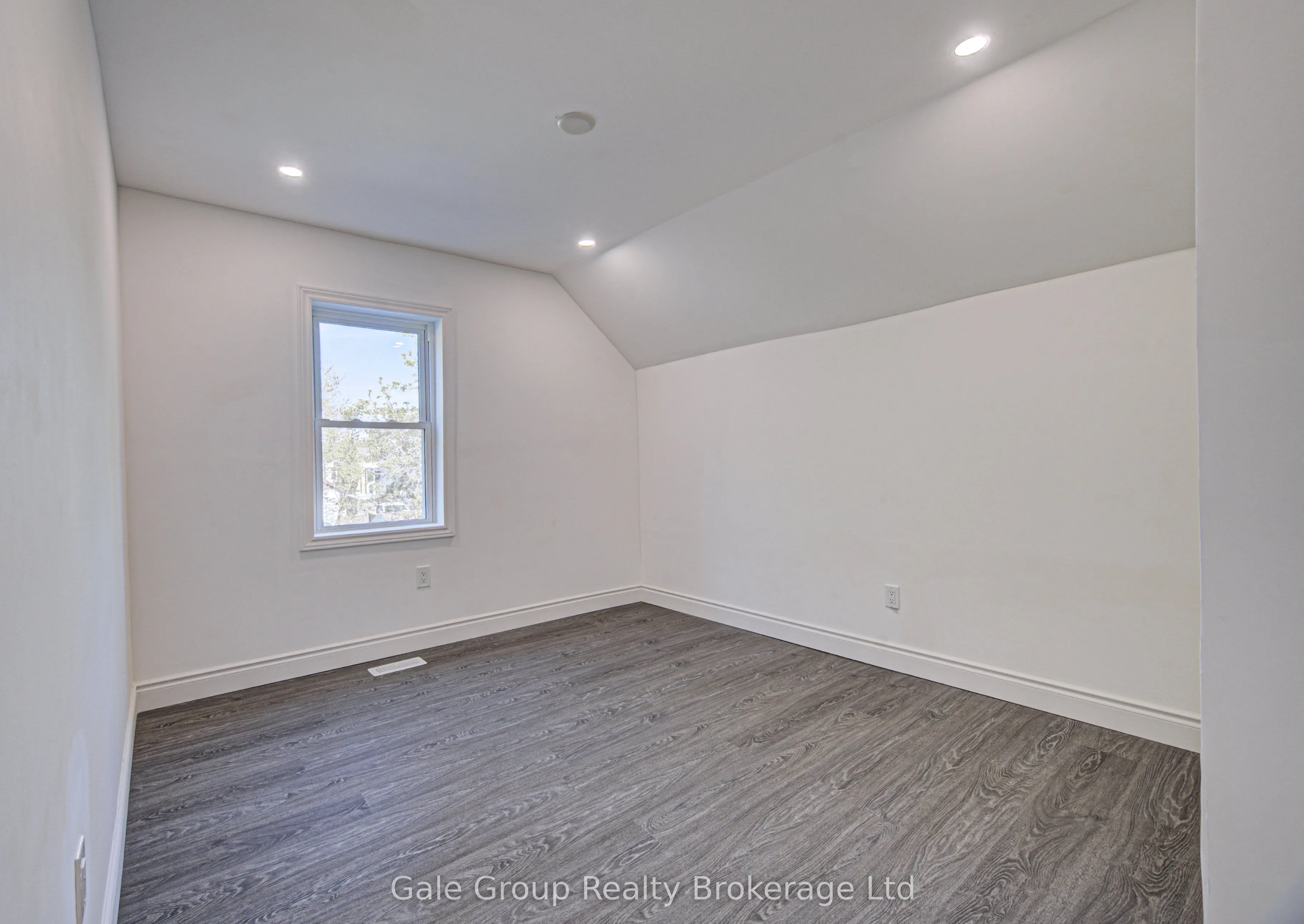 203 Talbot Street S