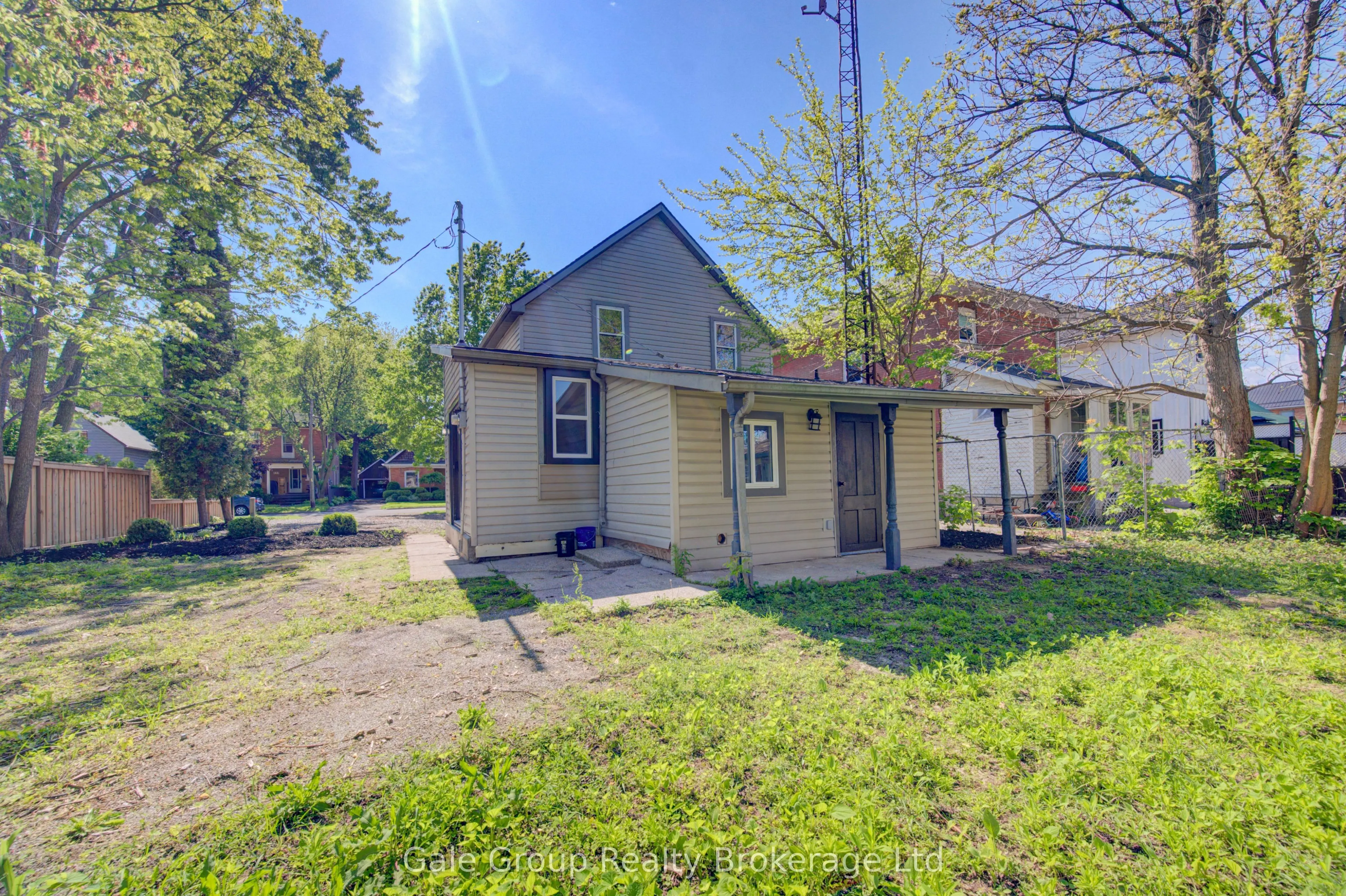 203 Talbot Street S