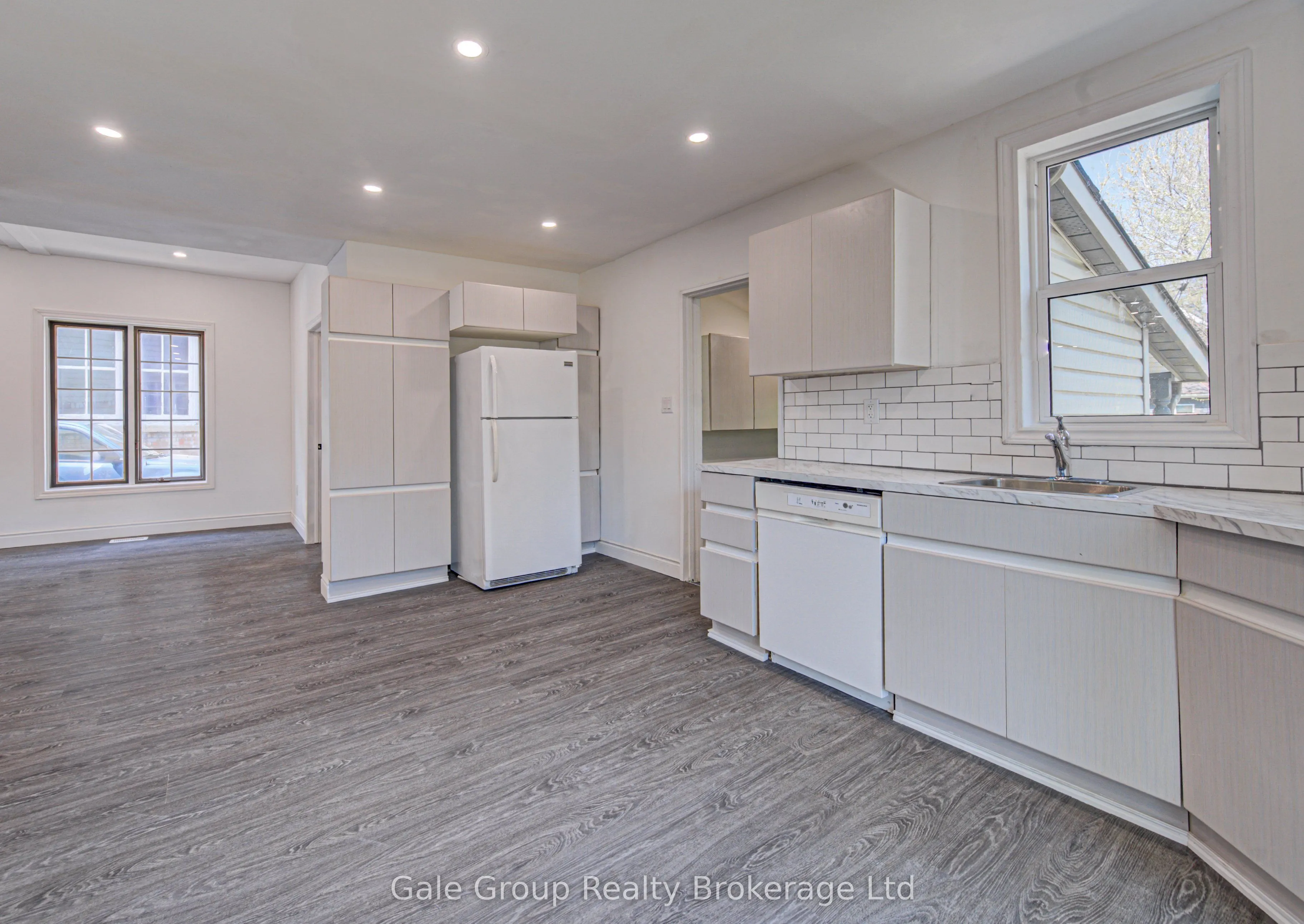 203 Talbot Street S