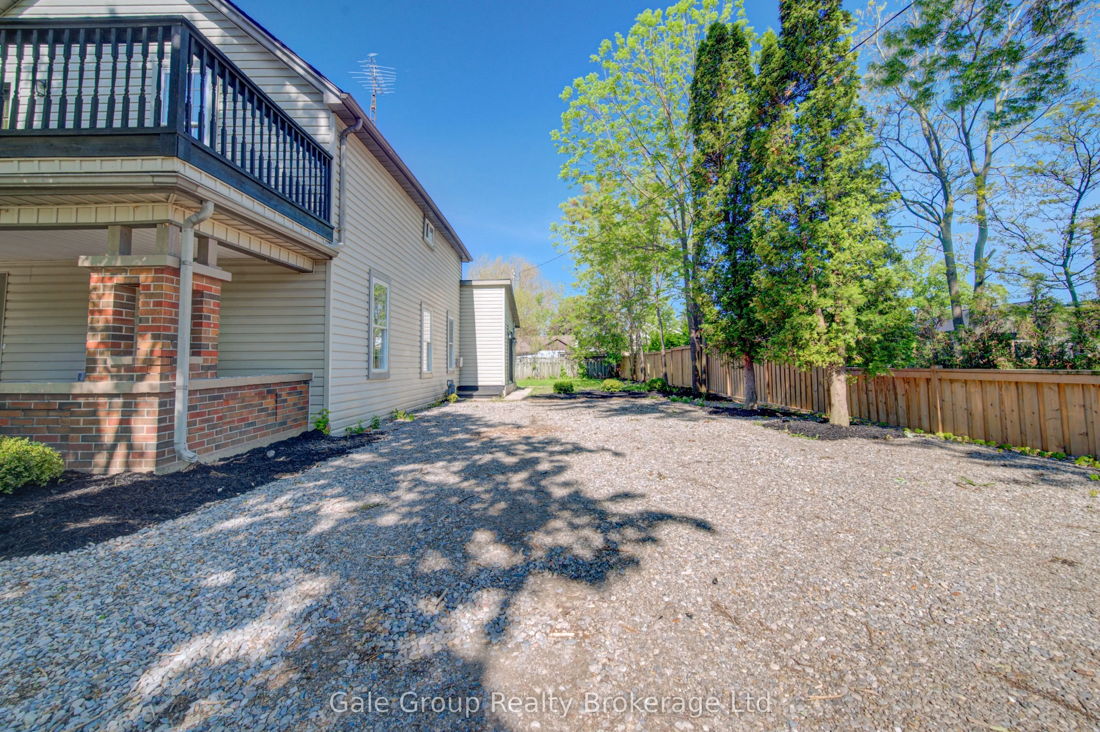 203 Talbot Street S