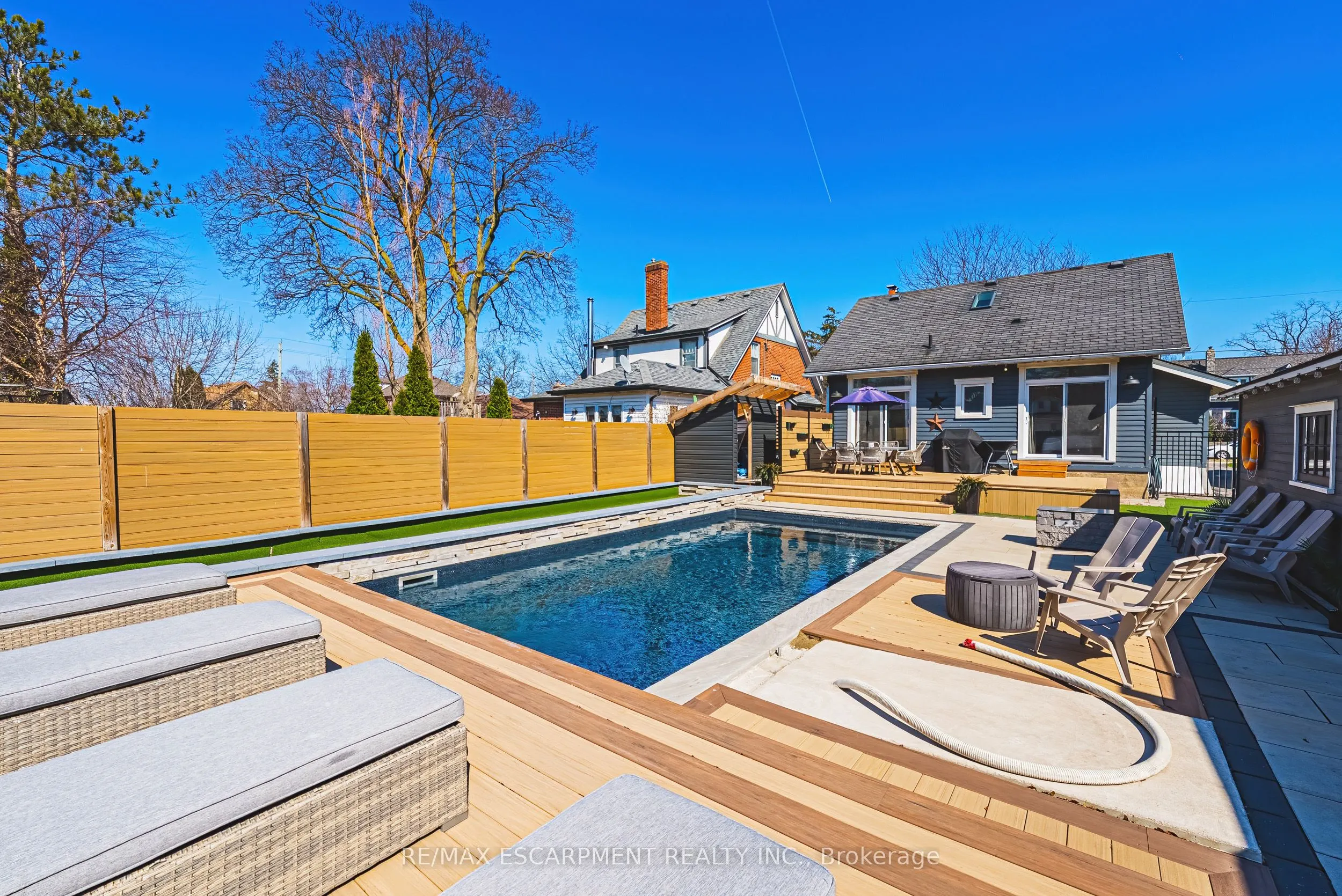 6 Nelles Boulevard