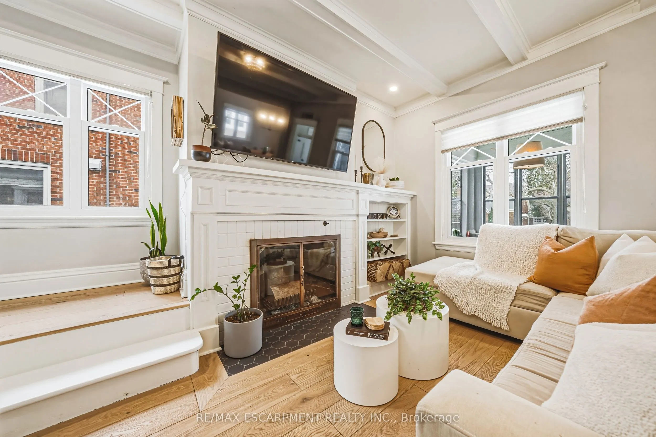 6 Nelles Boulevard