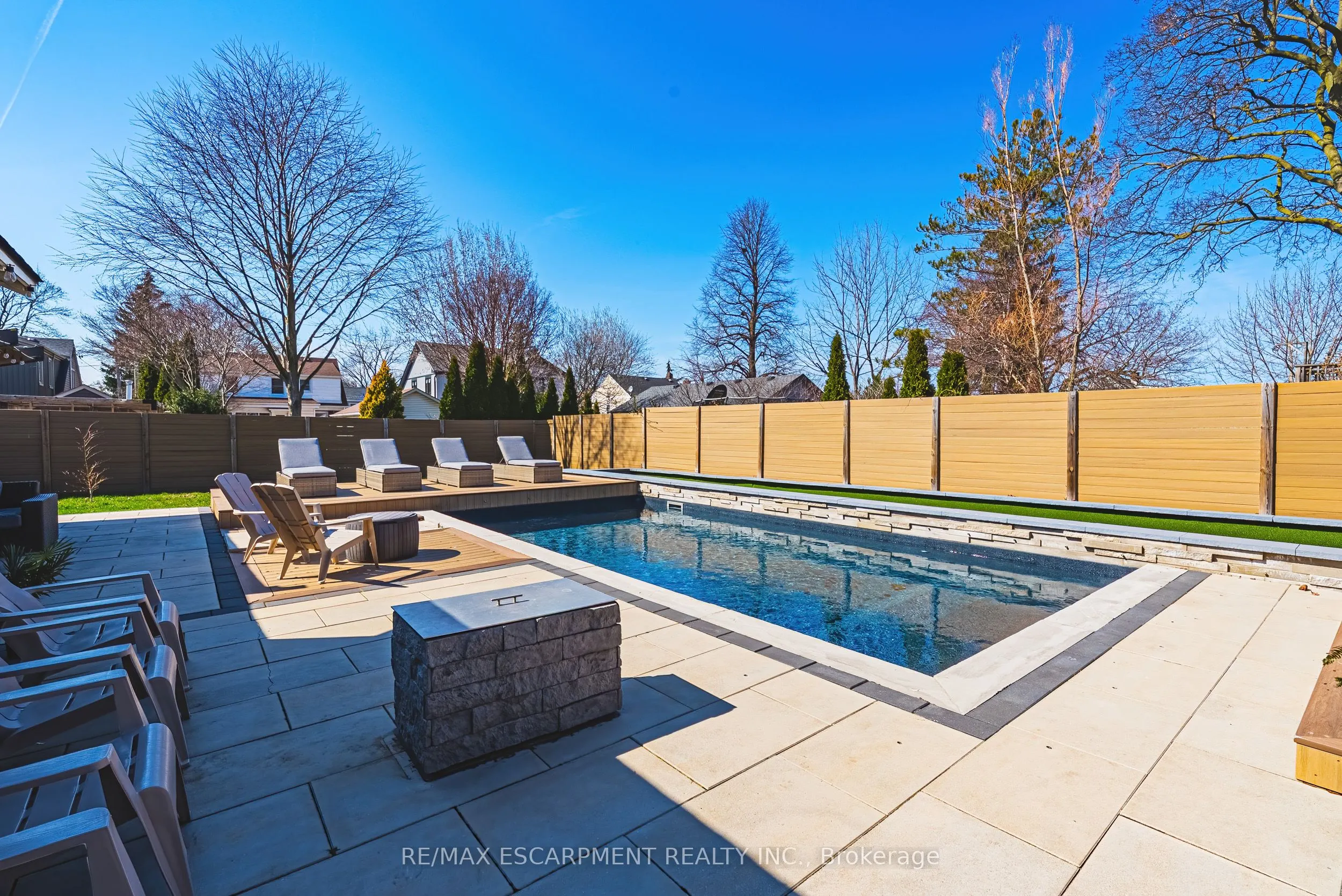 6 Nelles Boulevard