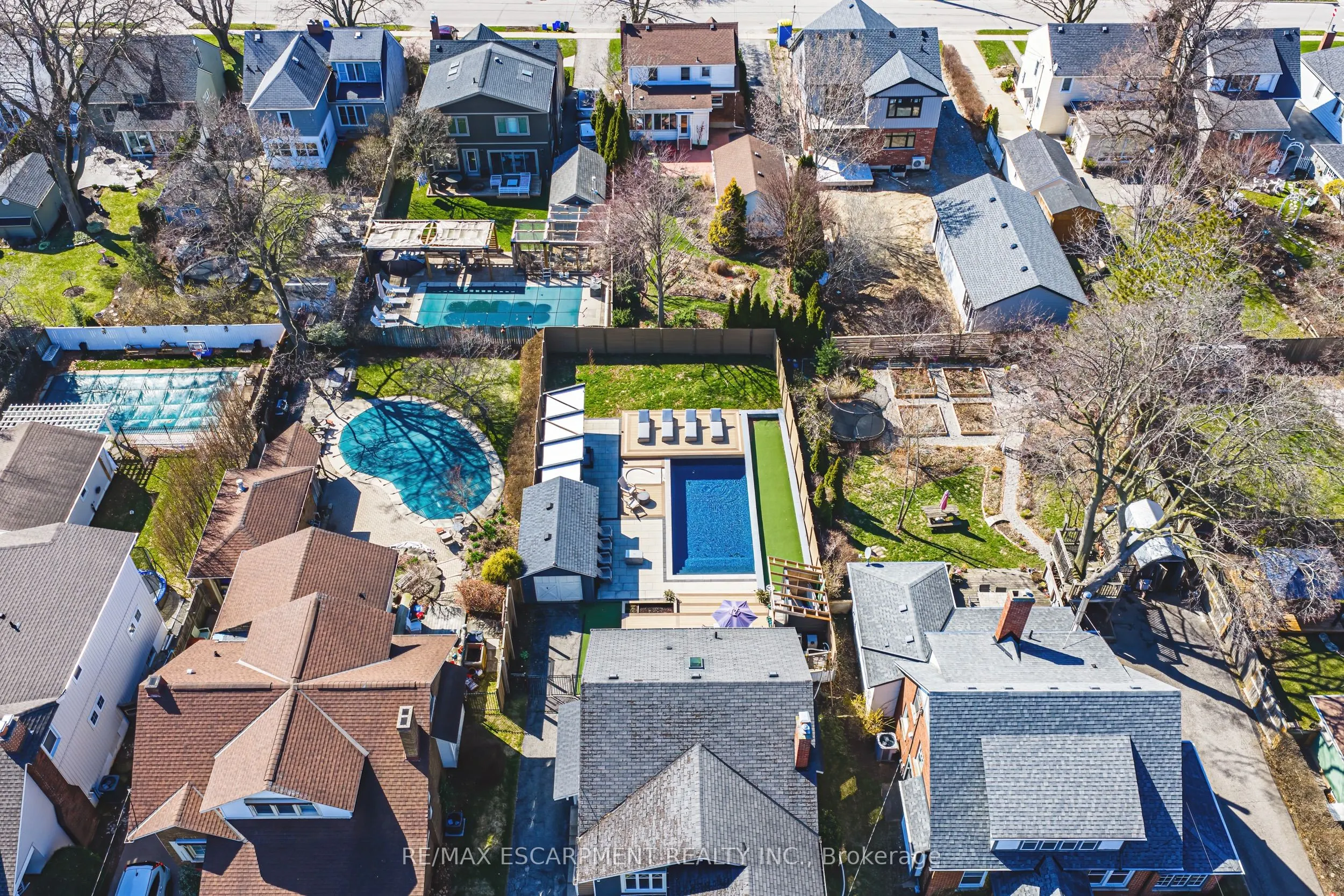 6 Nelles Boulevard