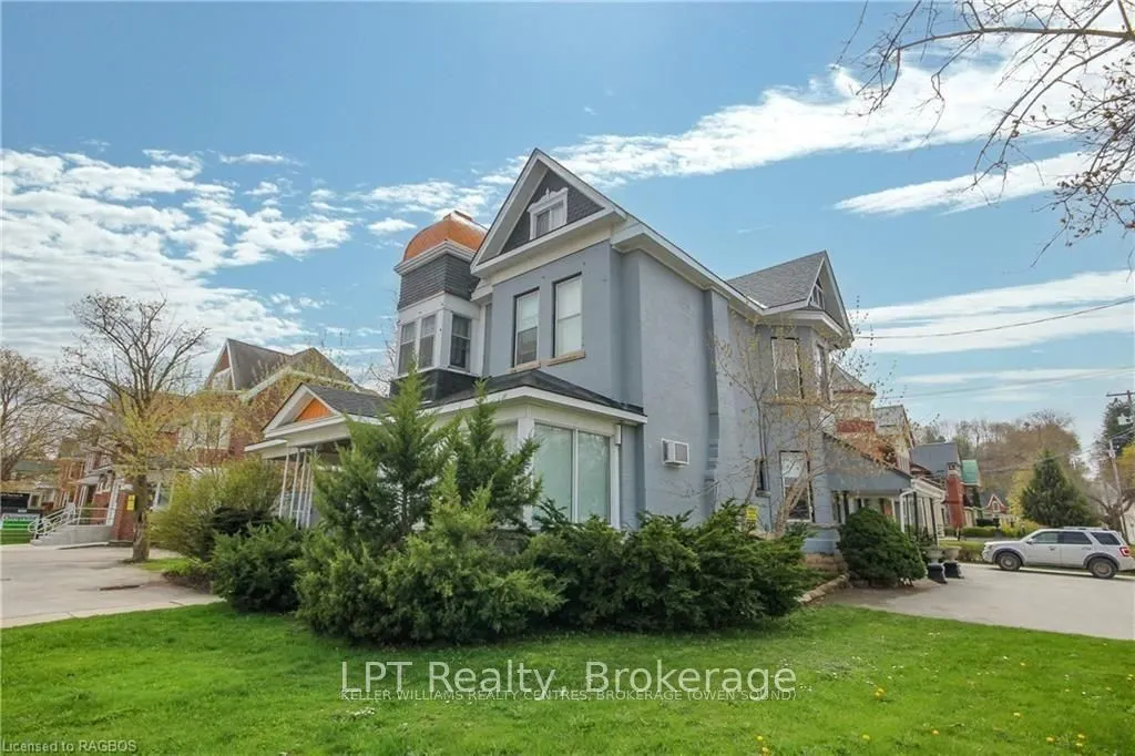 900 2ND Avenue W