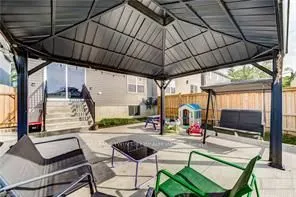 195 CHARLES Street E