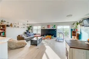 195 CHARLES Street E