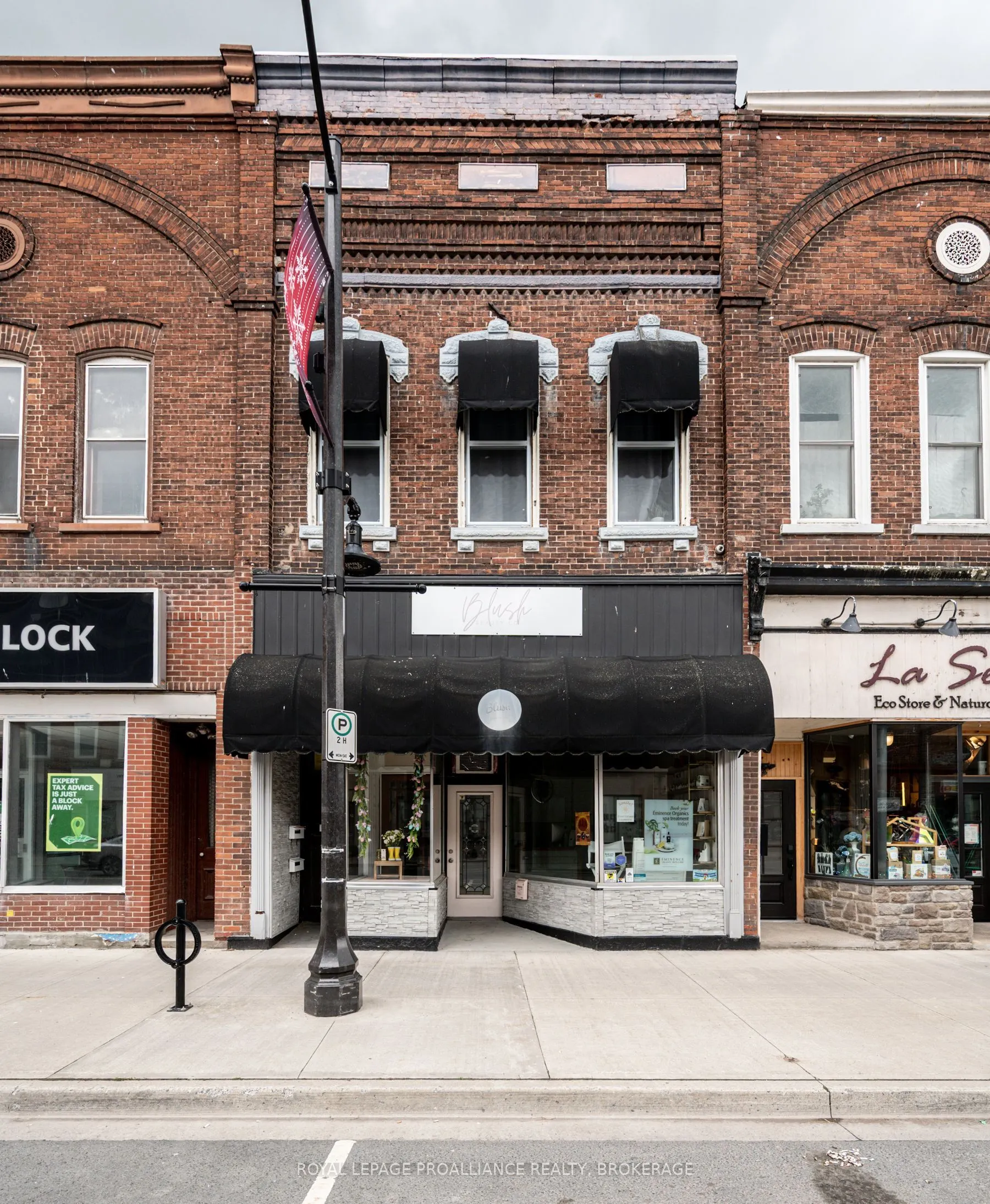 48 Dundas Street E