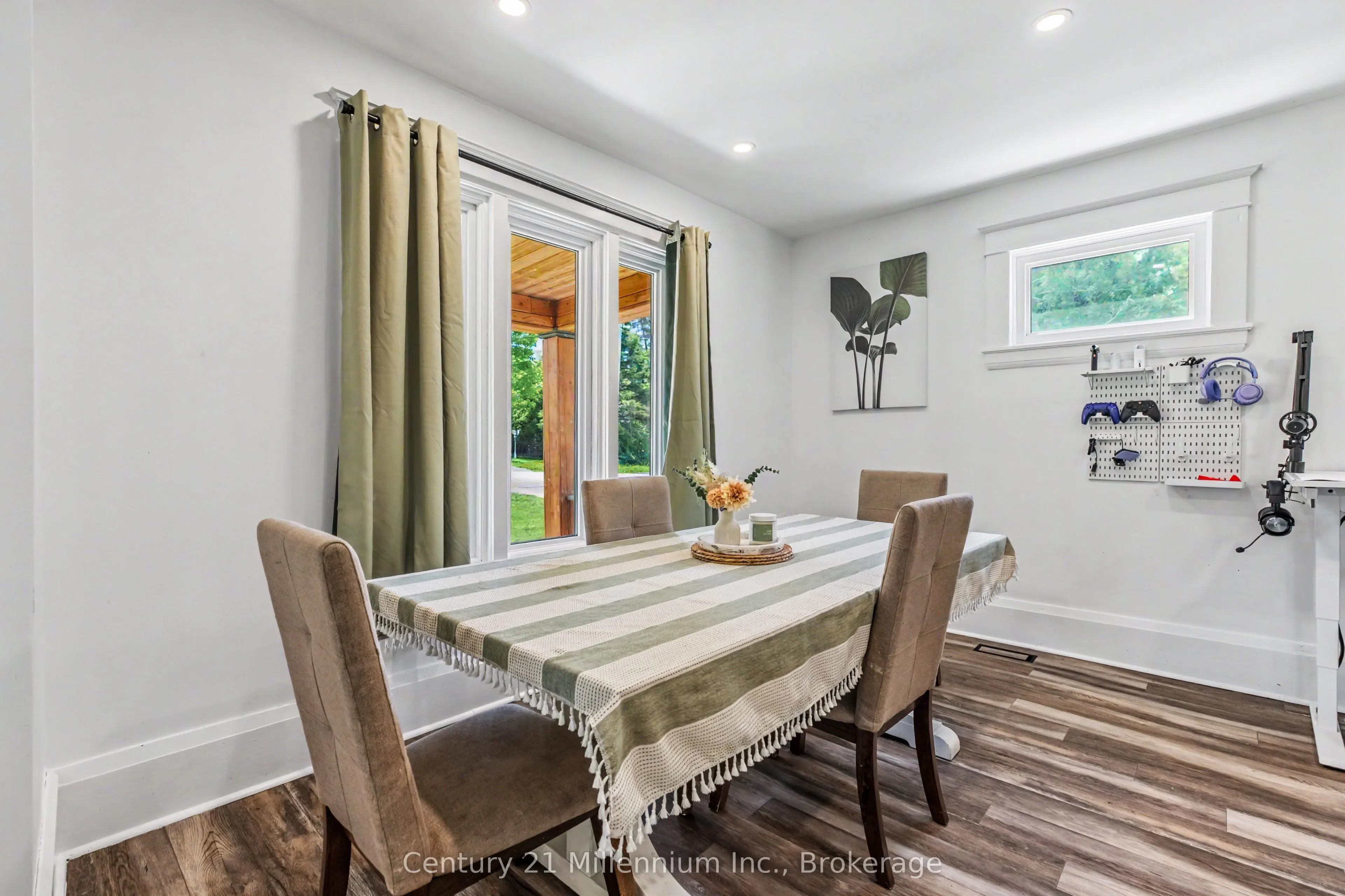 680193 Chatsworth Road 24