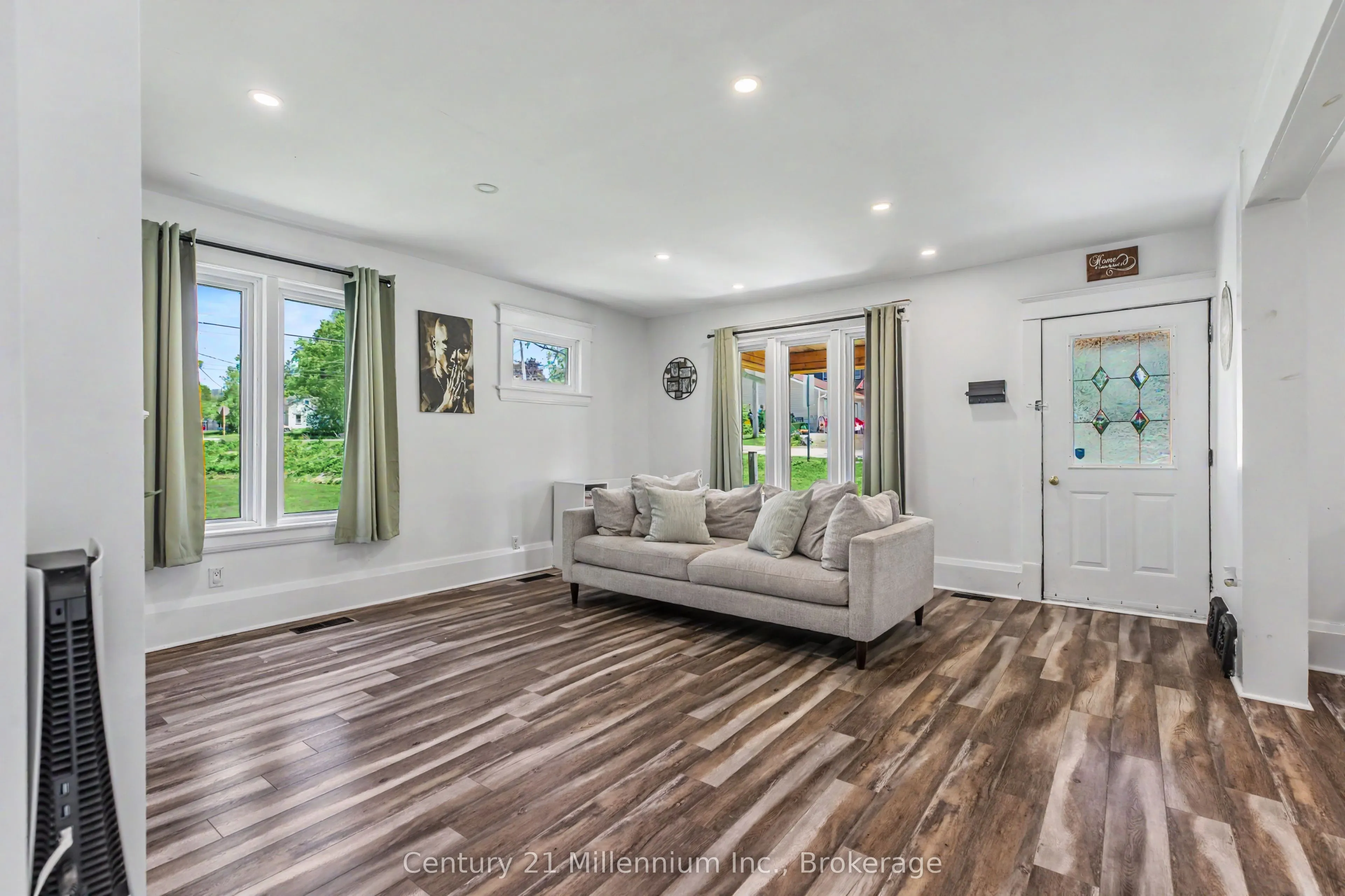 680193 Chatsworth Road 24