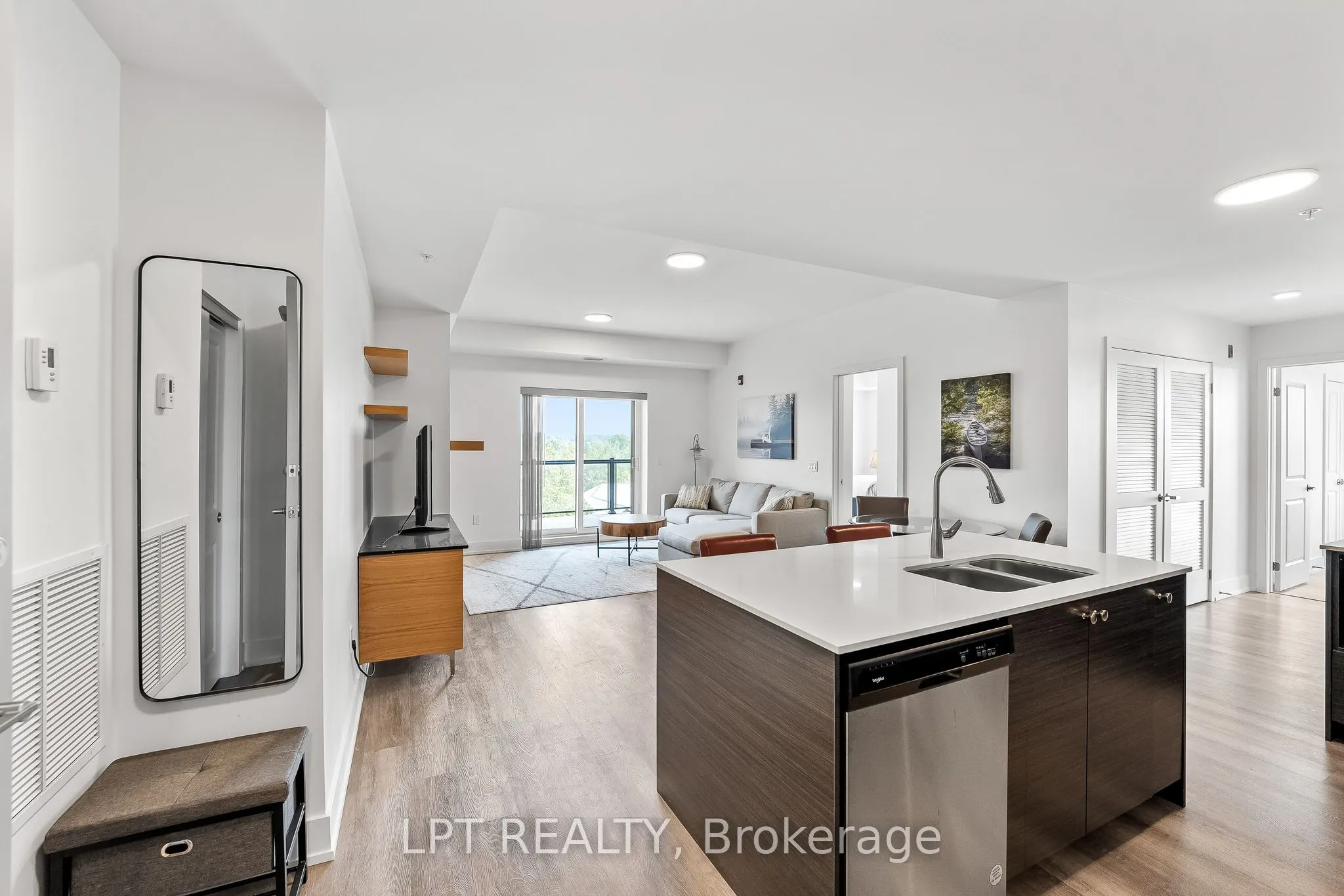 19B West Street N #402